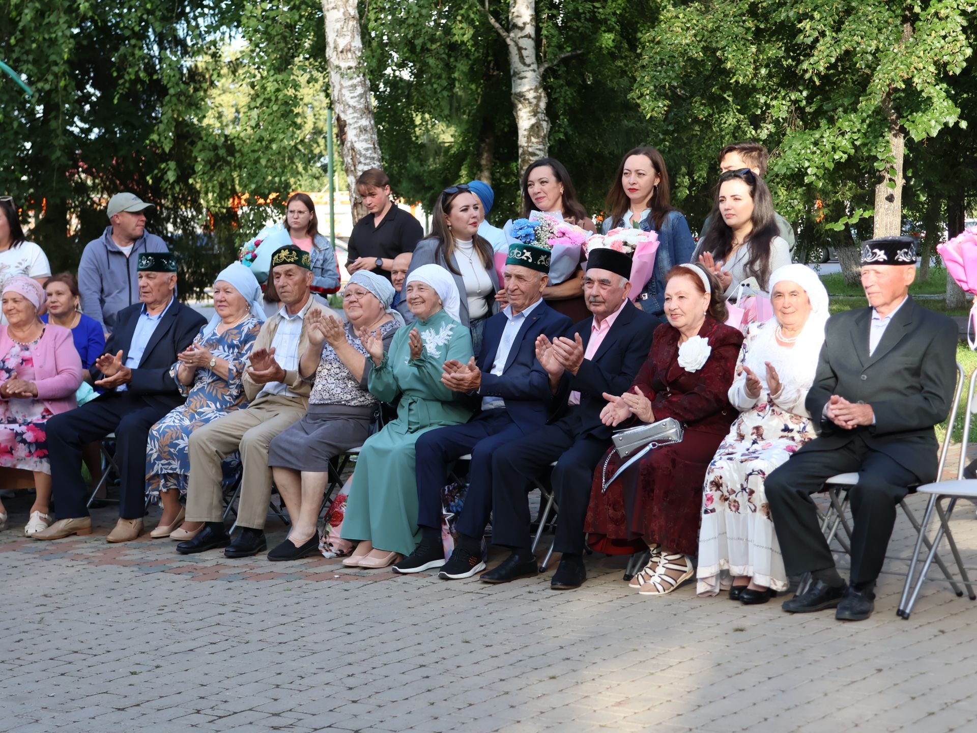 «Пар балдак»та мәңгелек мәхәббәт: Актаныш Бриллиант, Зөбәрҗәт һәм Алтын туй юбилярларын котлады