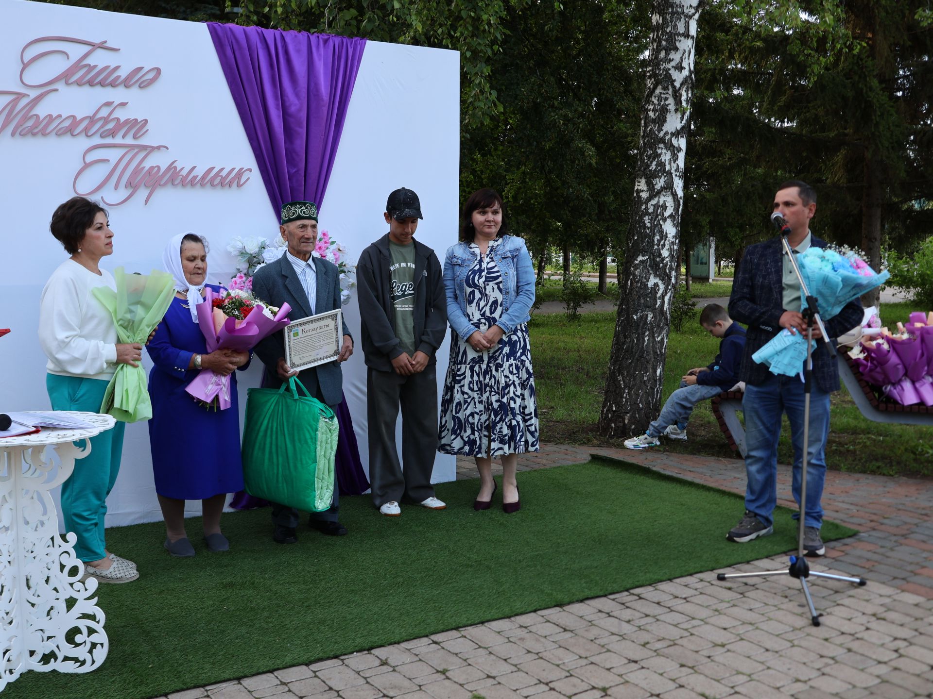 «Пар балдак»та мәңгелек мәхәббәт: Актаныш Бриллиант, Зөбәрҗәт һәм Алтын туй юбилярларын котлады