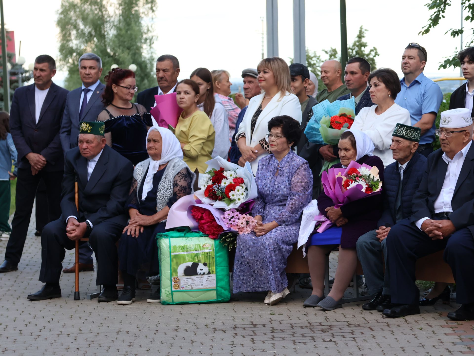 «Пар балдак»та мәңгелек мәхәббәт: Актаныш Бриллиант, Зөбәрҗәт һәм Алтын туй юбилярларын котлады