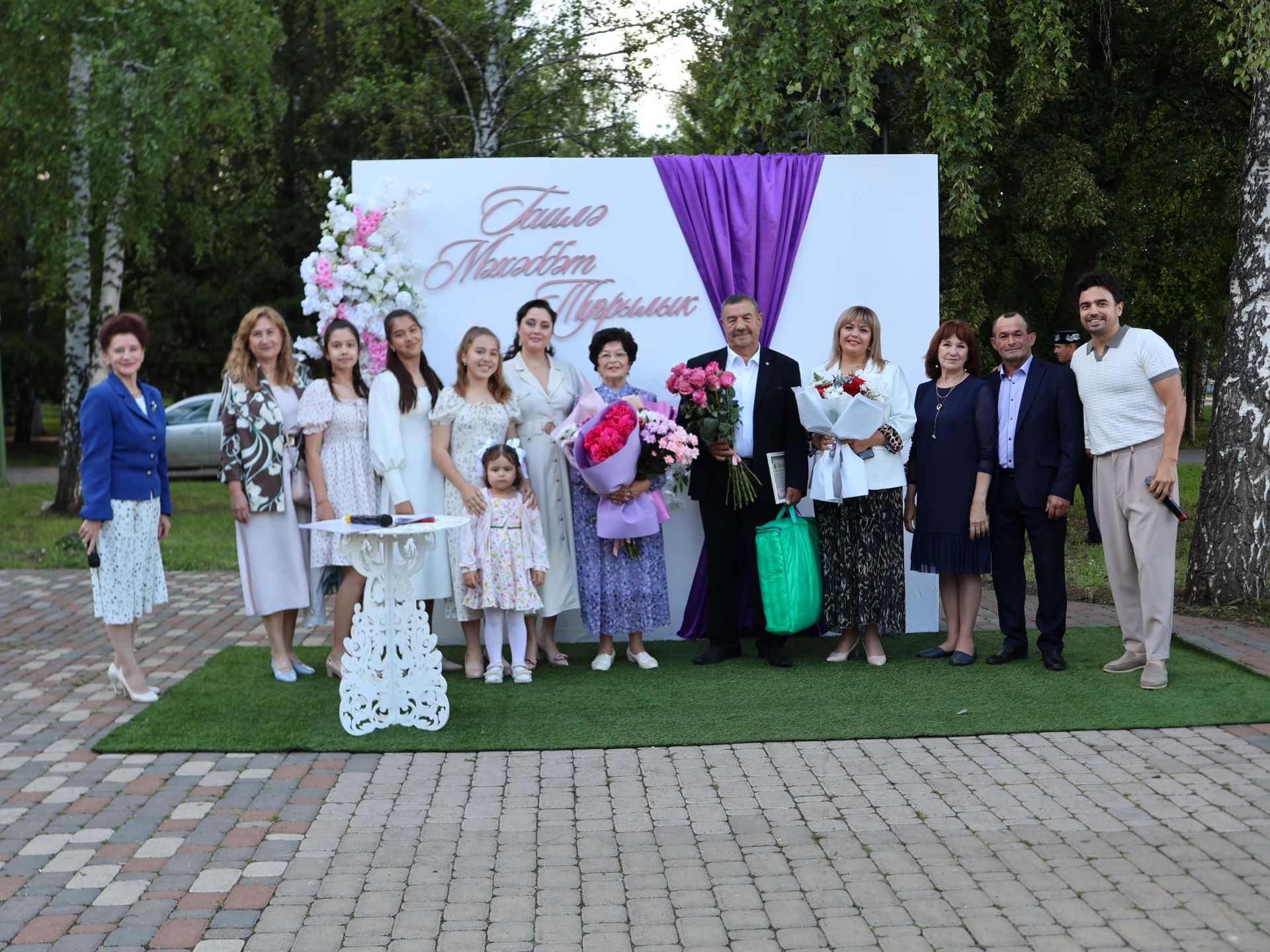 «Пар балдак»та мәңгелек мәхәббәт: Актаныш Бриллиант, Зөбәрҗәт һәм Алтын туй юбилярларын котлады