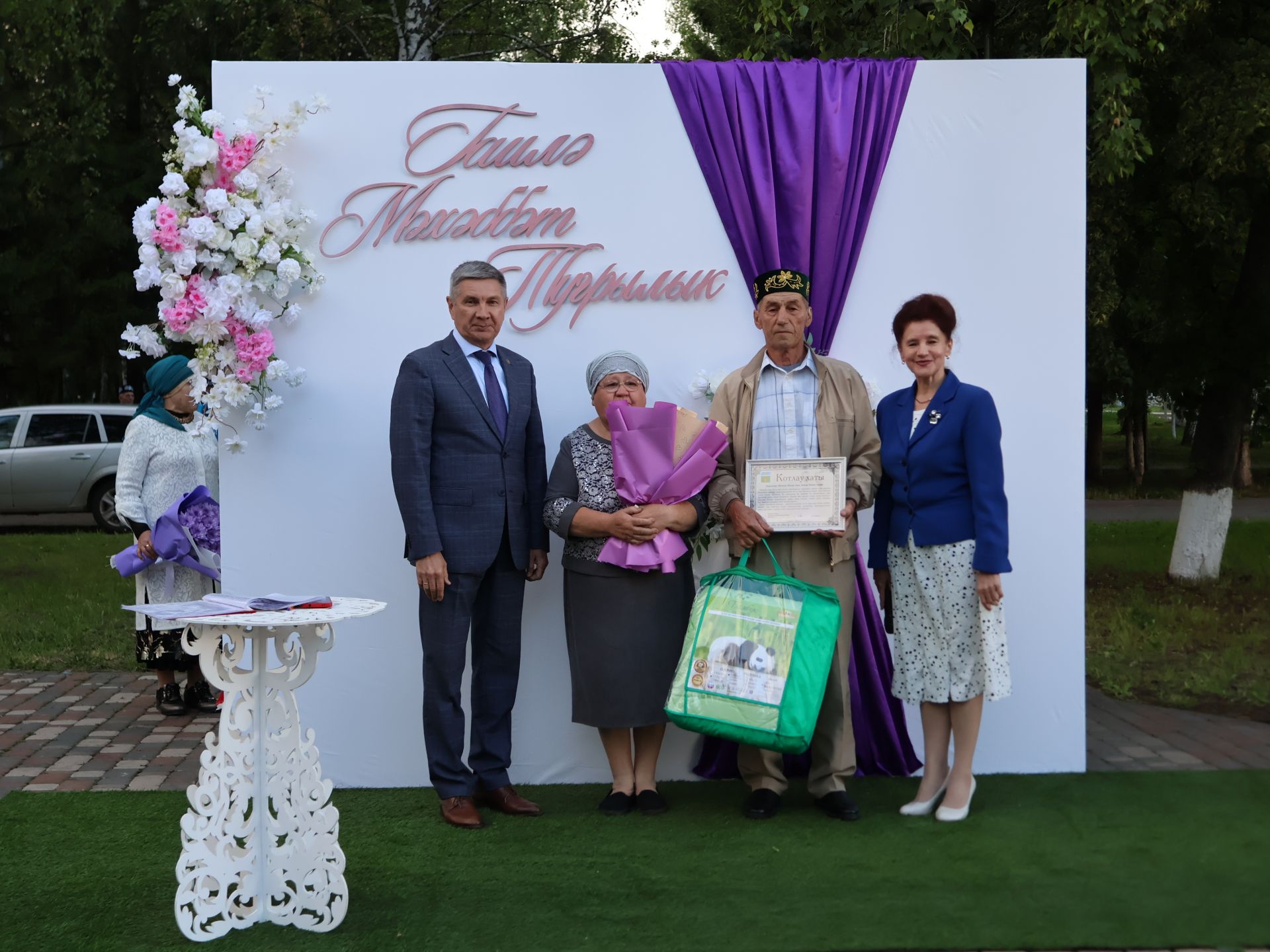 «Пар балдак»та мәңгелек мәхәббәт: Актаныш Бриллиант, Зөбәрҗәт һәм Алтын туй юбилярларын котлады