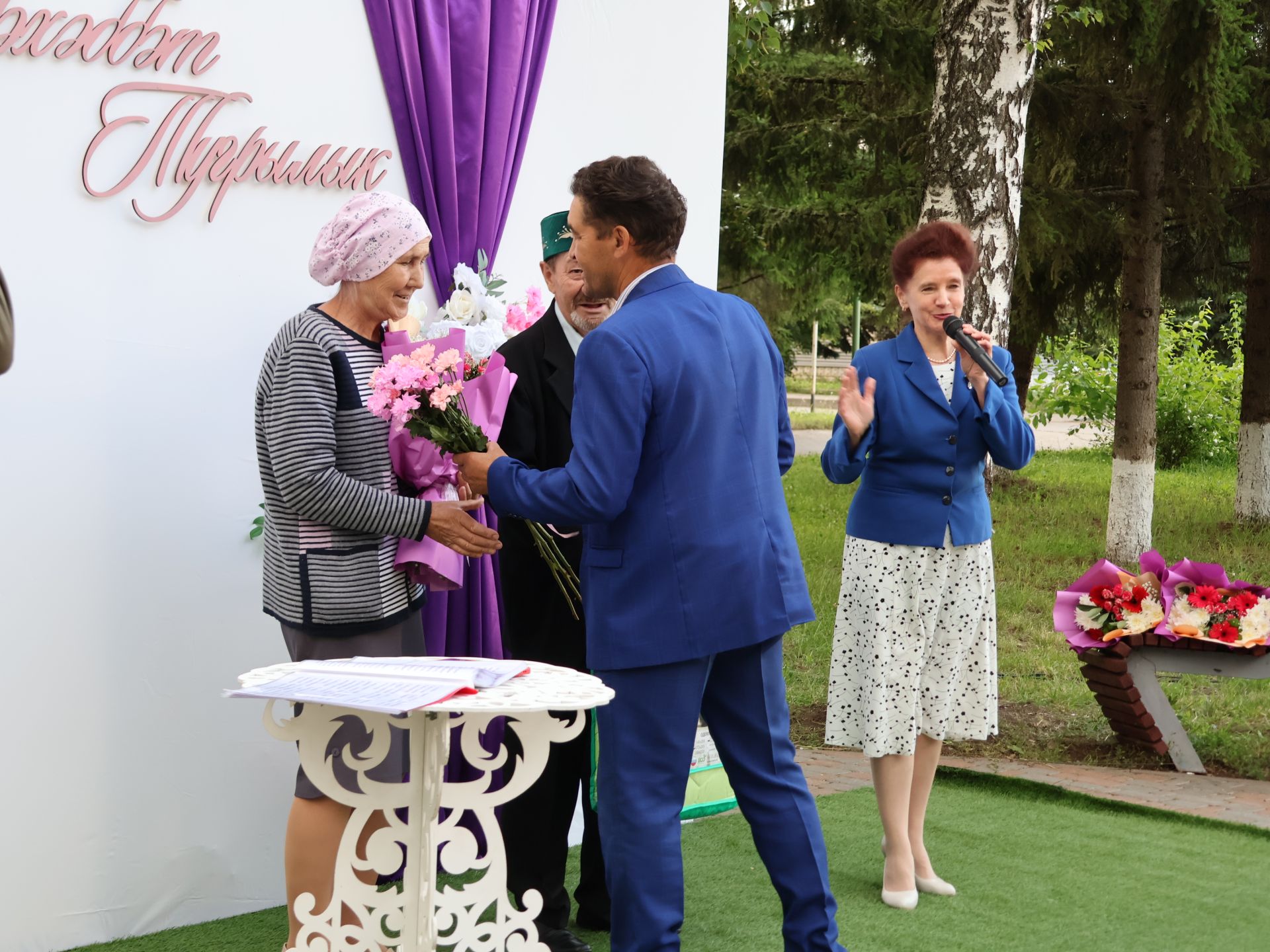 «Пар балдак»та мәңгелек мәхәббәт: Актаныш Бриллиант, Зөбәрҗәт һәм Алтын туй юбилярларын котлады