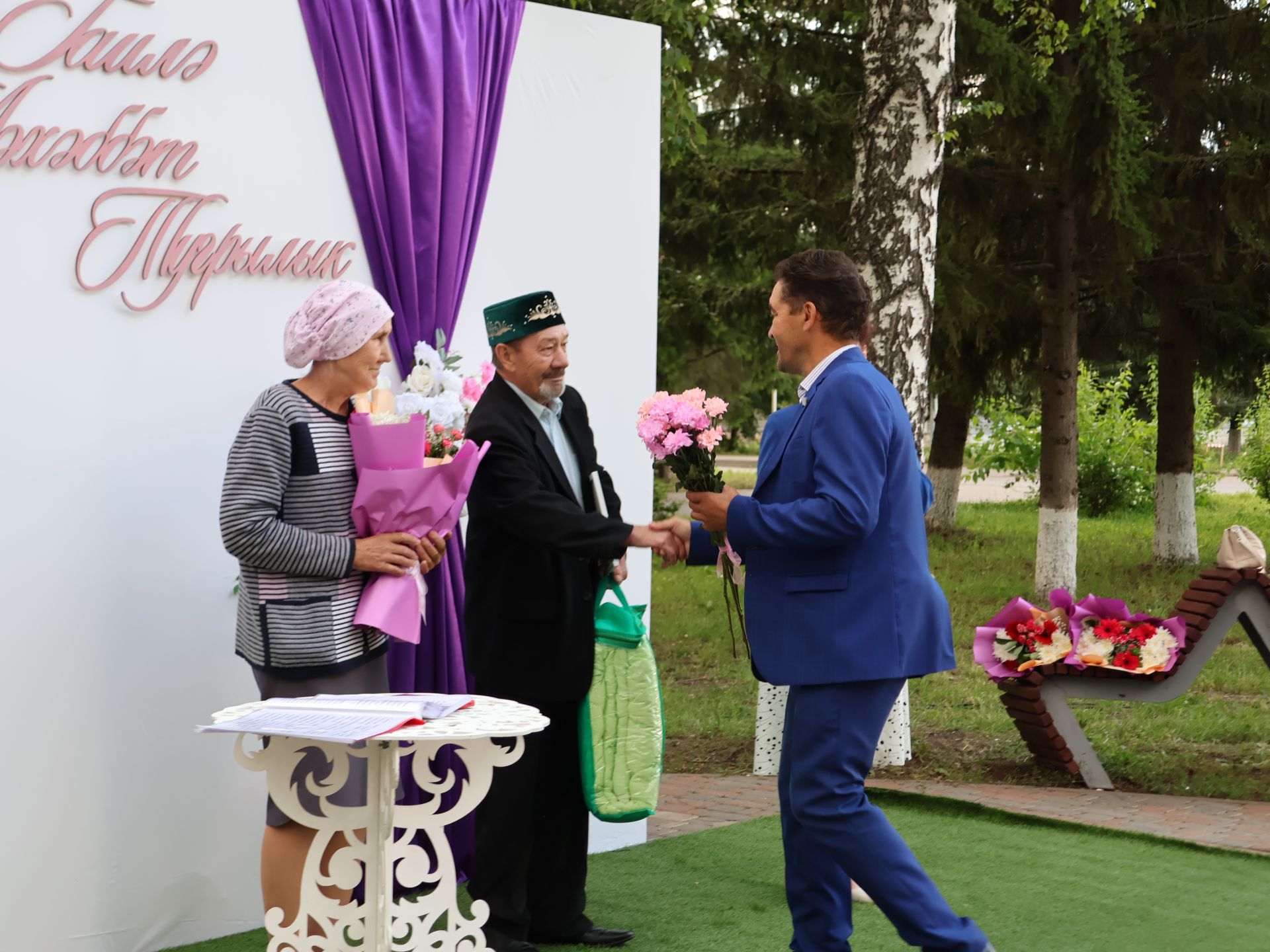 «Пар балдак»та мәңгелек мәхәббәт: Актаныш Бриллиант, Зөбәрҗәт һәм Алтын туй юбилярларын котлады