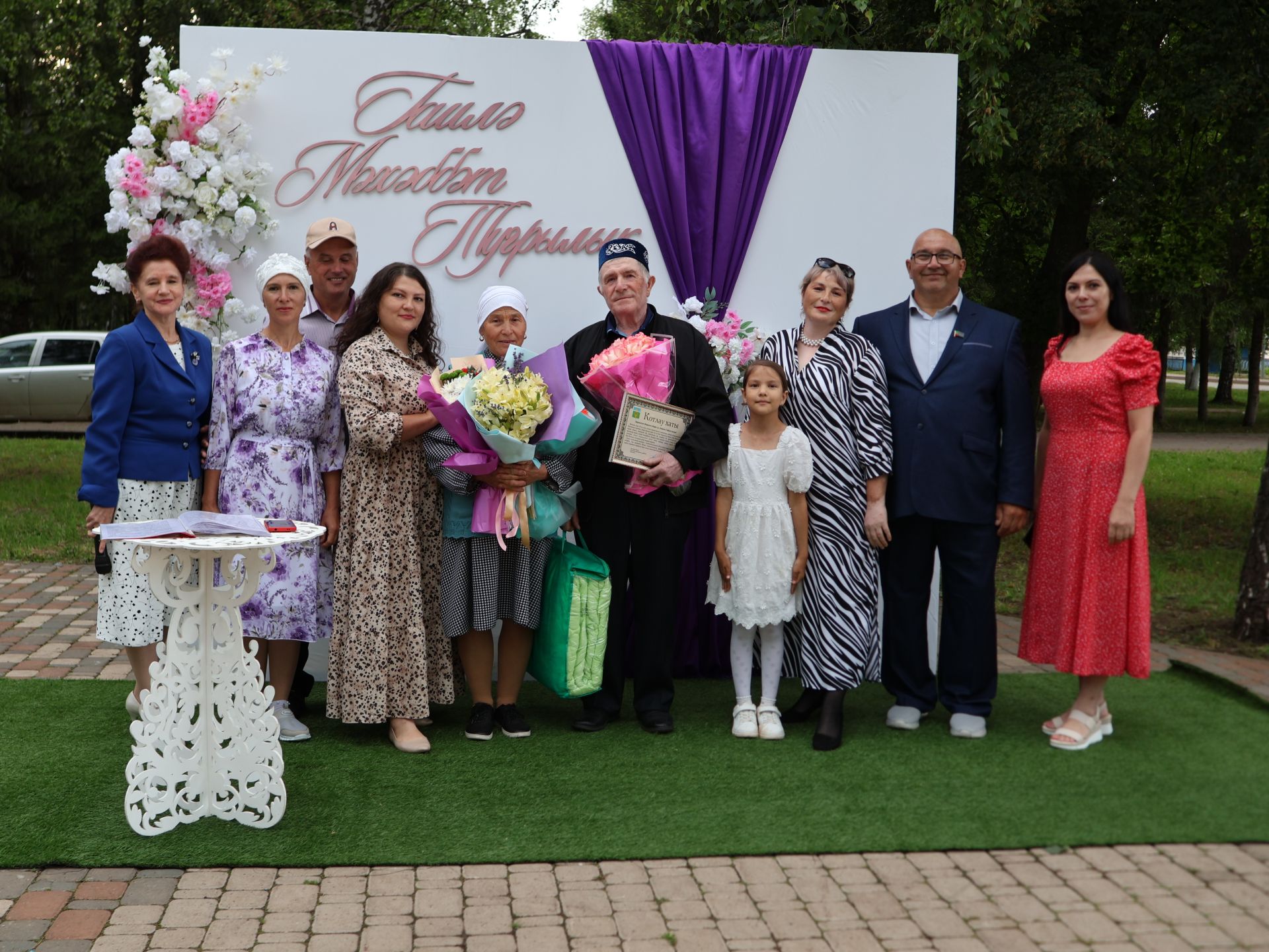 «Пар балдак»та мәңгелек мәхәббәт: Актаныш Бриллиант, Зөбәрҗәт һәм Алтын туй юбилярларын котлады