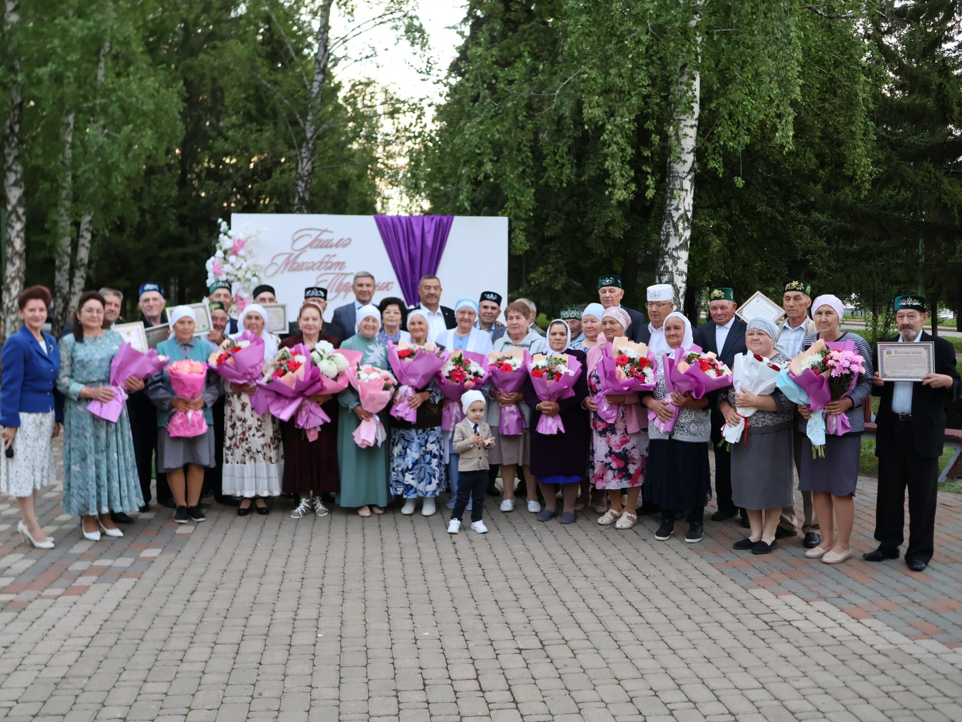 «Пар балдак»та мәңгелек мәхәббәт: Актаныш Бриллиант, Зөбәрҗәт һәм Алтын туй юбилярларын котлады