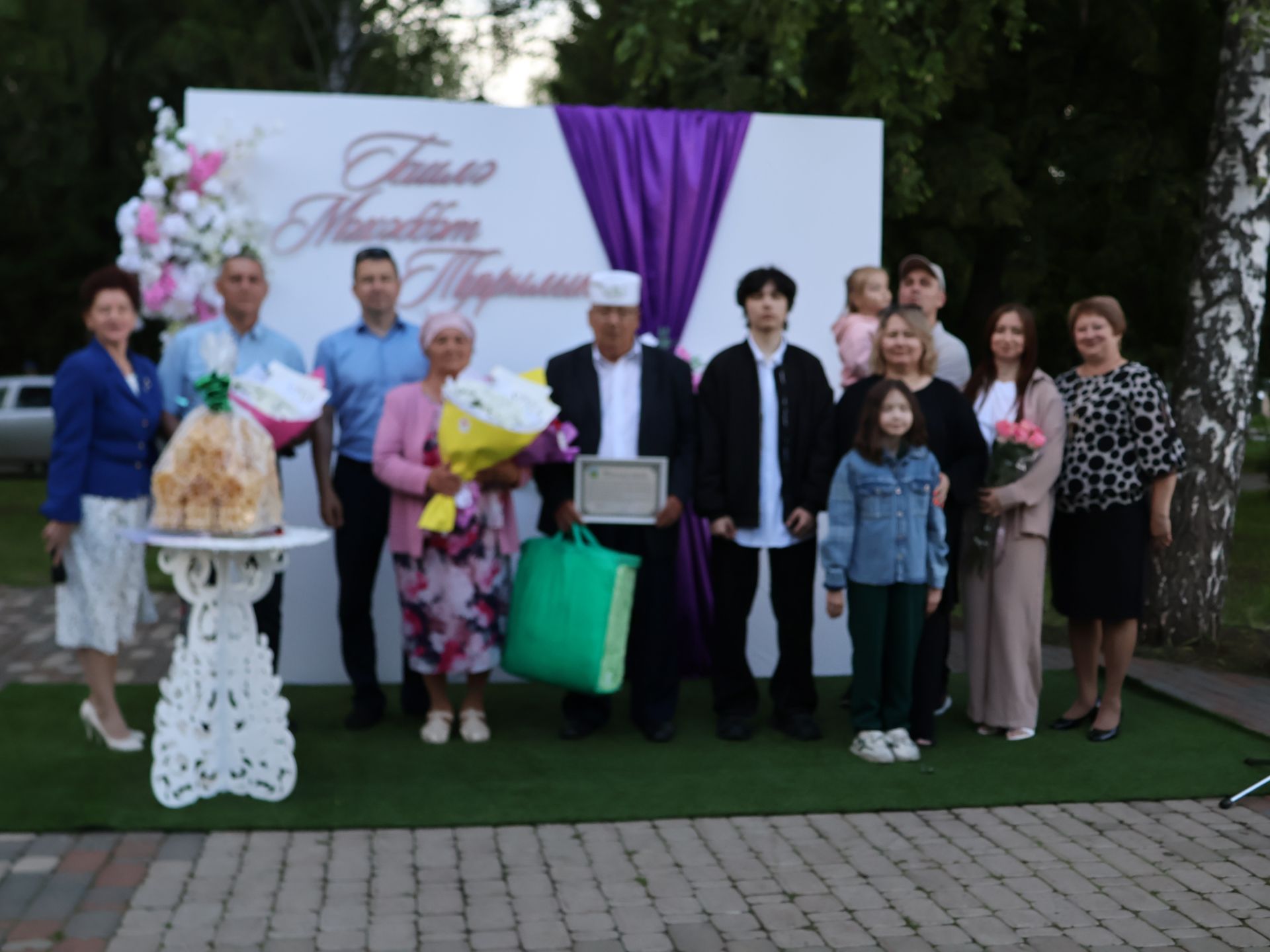 «Пар балдак»та мәңгелек мәхәббәт: Актаныш Бриллиант, Зөбәрҗәт һәм Алтын туй юбилярларын котлады