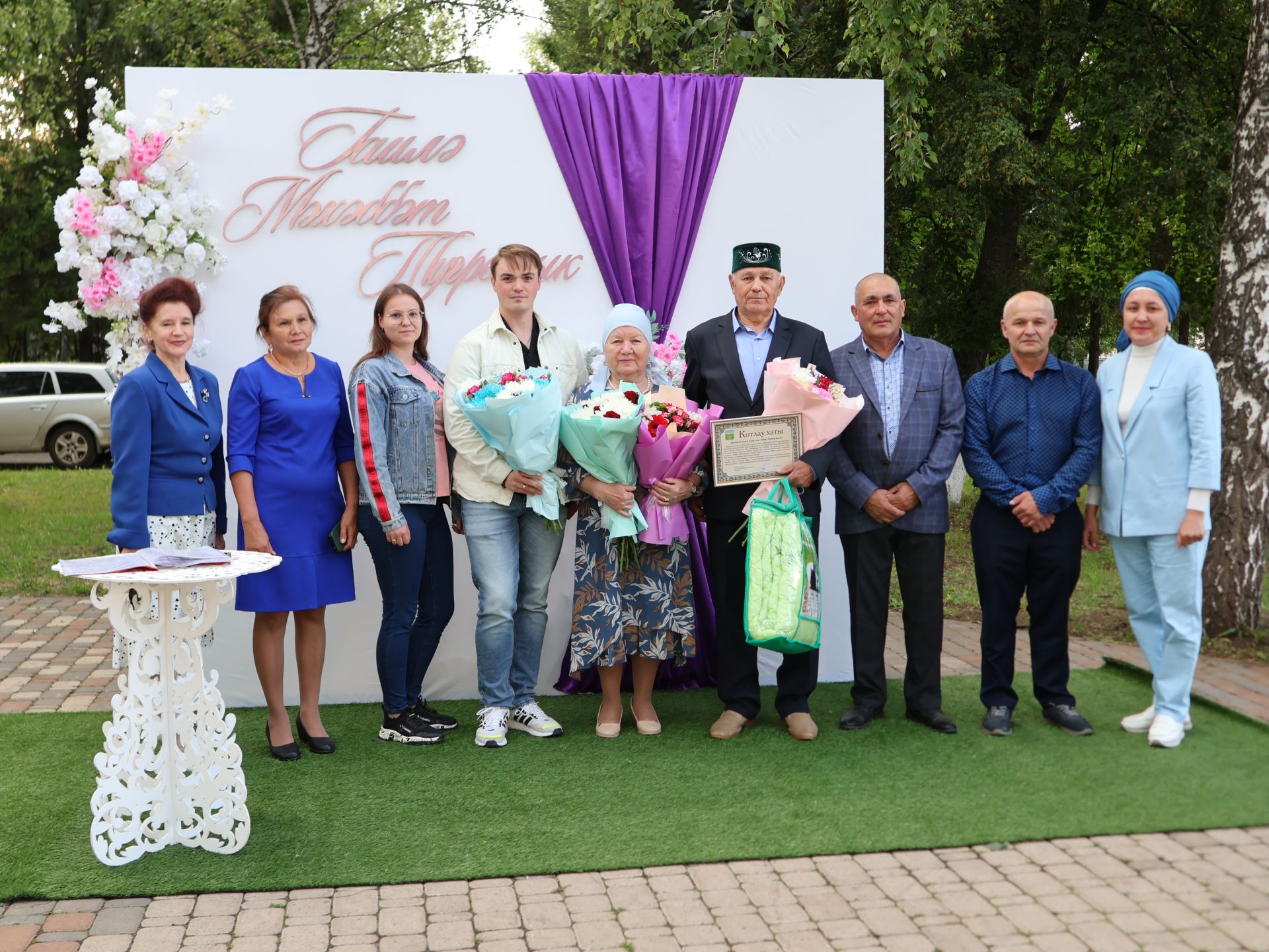 «Пар балдак»та мәңгелек мәхәббәт: Актаныш Бриллиант, Зөбәрҗәт һәм Алтын туй юбилярларын котлады