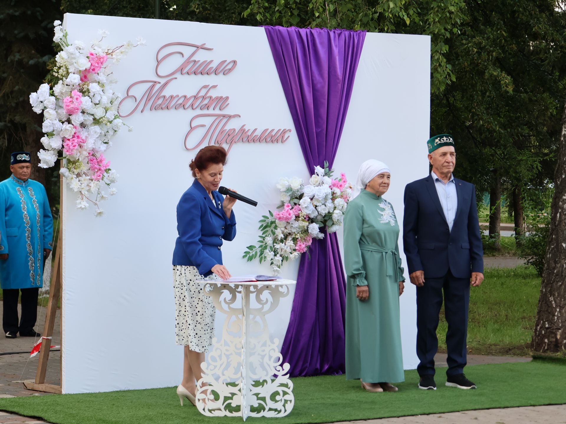 «Пар балдак»та мәңгелек мәхәббәт: Актаныш Бриллиант, Зөбәрҗәт һәм Алтын туй юбилярларын котлады