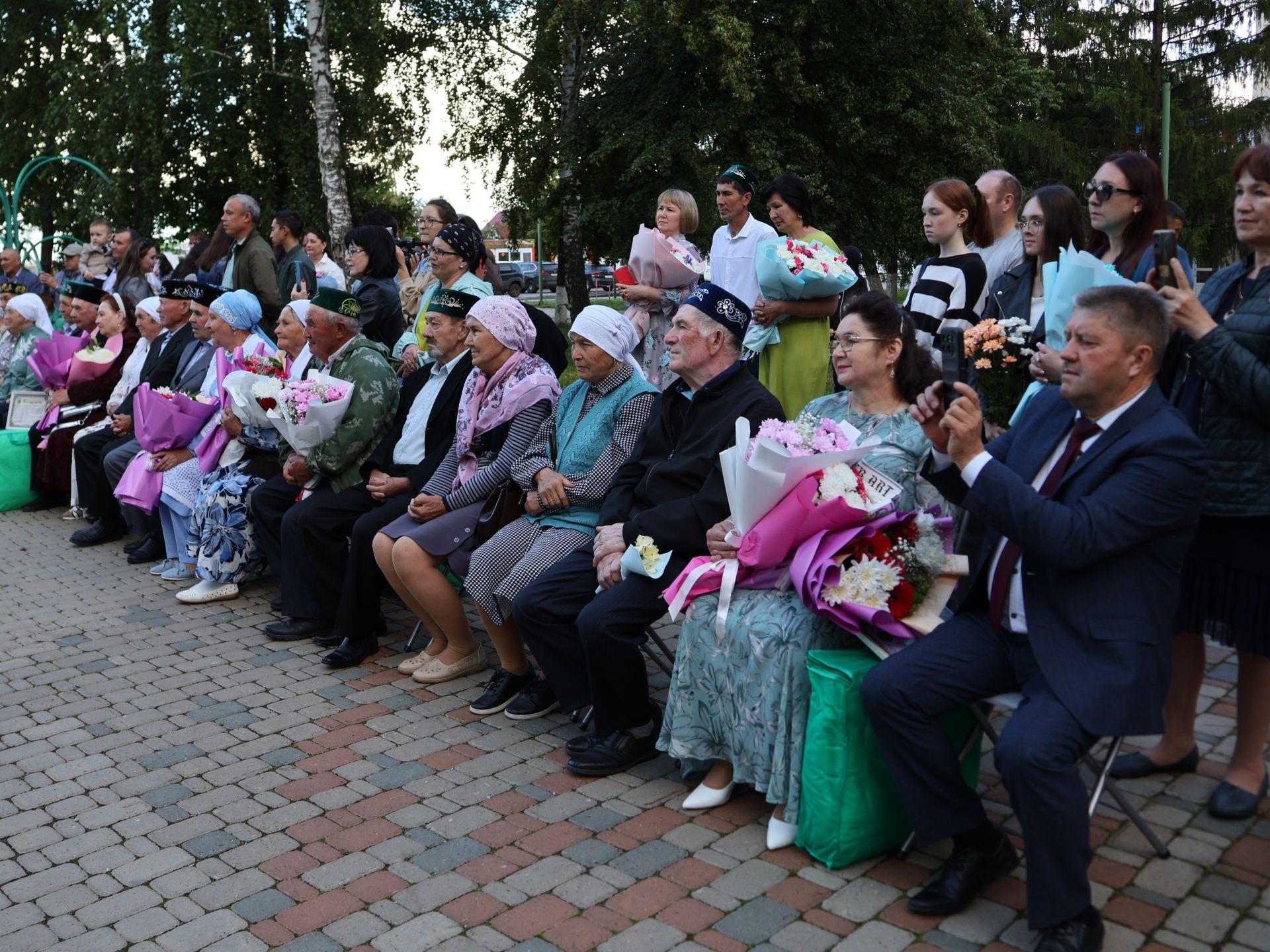 «Пар балдак»та мәңгелек мәхәббәт: Актаныш Бриллиант, Зөбәрҗәт һәм Алтын туй юбилярларын котлады
