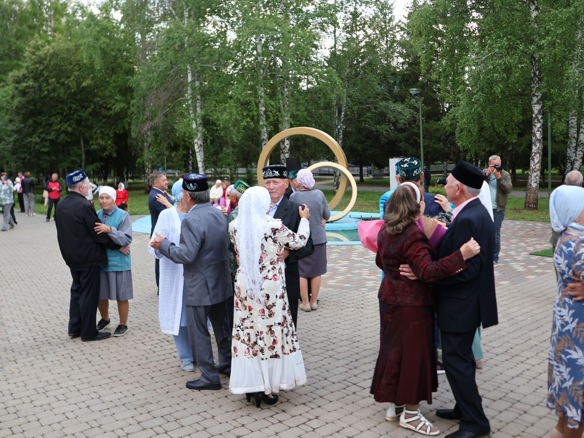 «Пар балдак»та мәңгелек мәхәббәт: Актаныш Бриллиант, Зөбәрҗәт һәм Алтын туй юбилярларын котлады