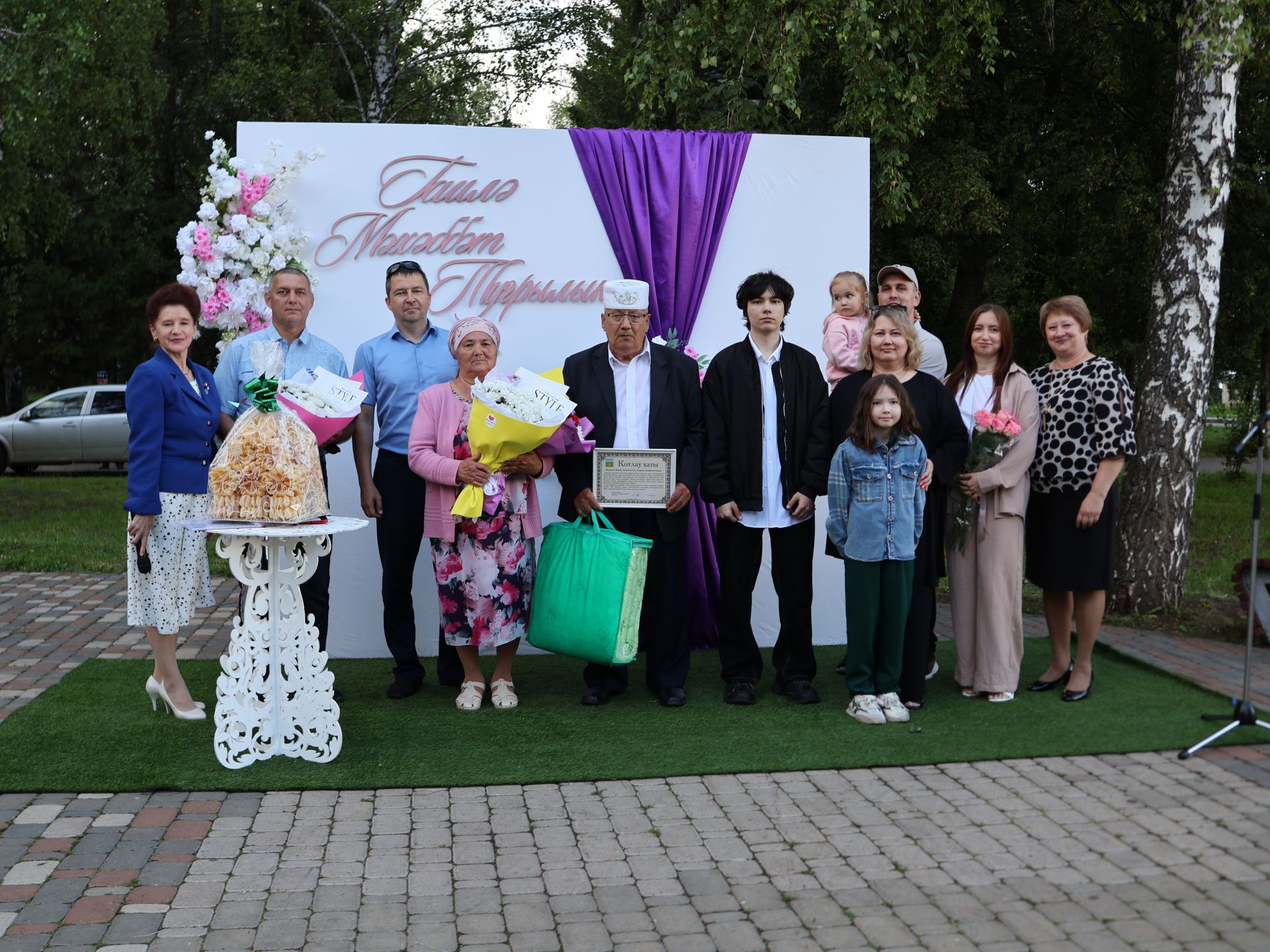 «Пар балдак»та мәңгелек мәхәббәт: Актаныш Бриллиант, Зөбәрҗәт һәм Алтын туй юбилярларын котлады