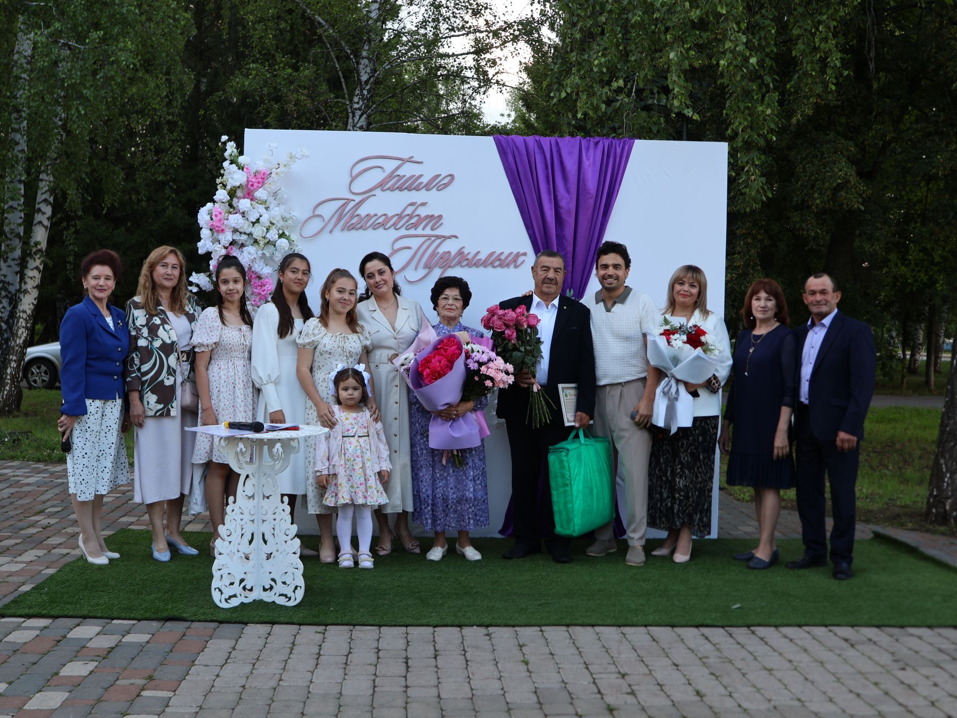 «Пар балдак»та мәңгелек мәхәббәт: Актаныш Бриллиант, Зөбәрҗәт һәм Алтын туй юбилярларын котлады