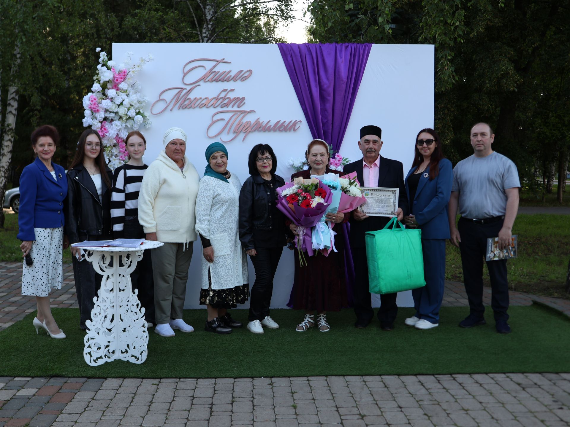 «Пар балдак»та мәңгелек мәхәббәт: Актаныш Бриллиант, Зөбәрҗәт һәм Алтын туй юбилярларын котлады