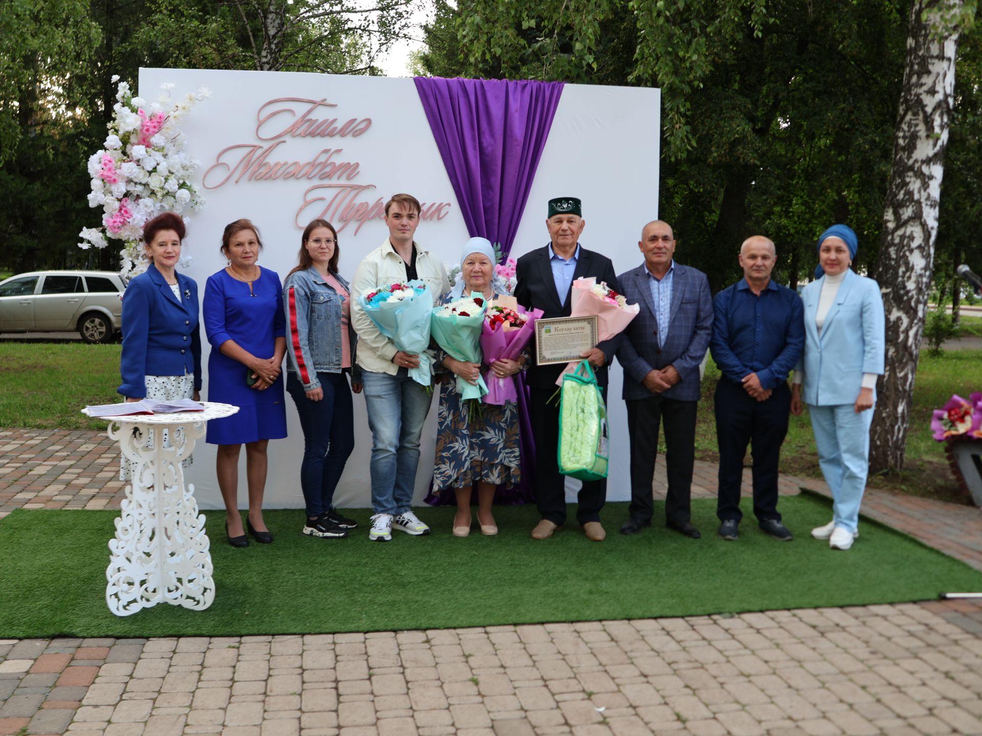 «Пар балдак»та мәңгелек мәхәббәт: Актаныш Бриллиант, Зөбәрҗәт һәм Алтын туй юбилярларын котлады