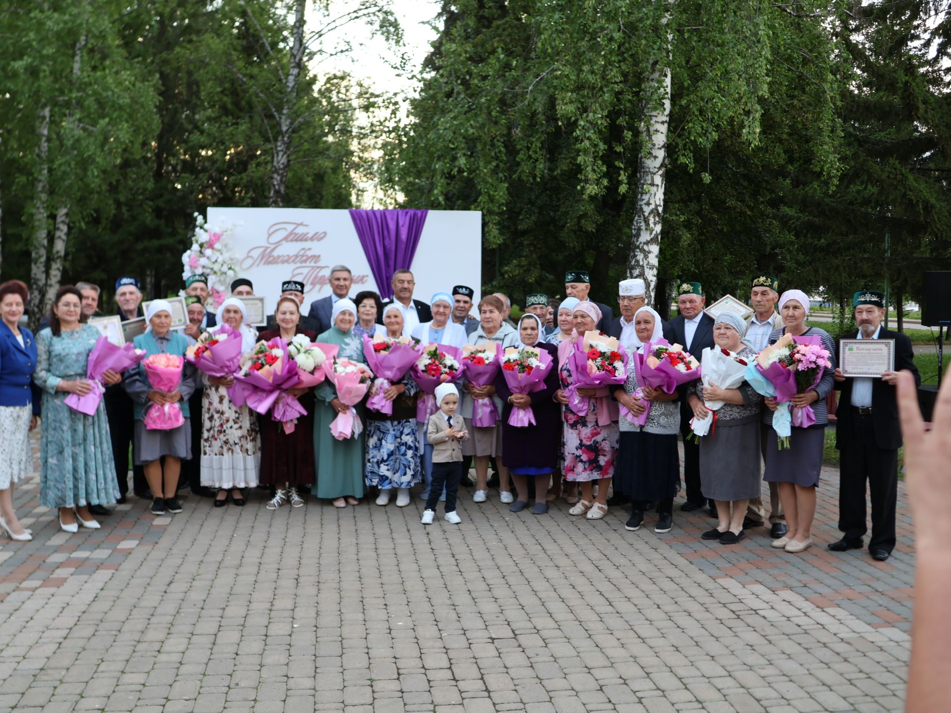 «Пар балдак»та мәңгелек мәхәббәт: Актаныш Бриллиант, Зөбәрҗәт һәм Алтын туй юбилярларын котлады