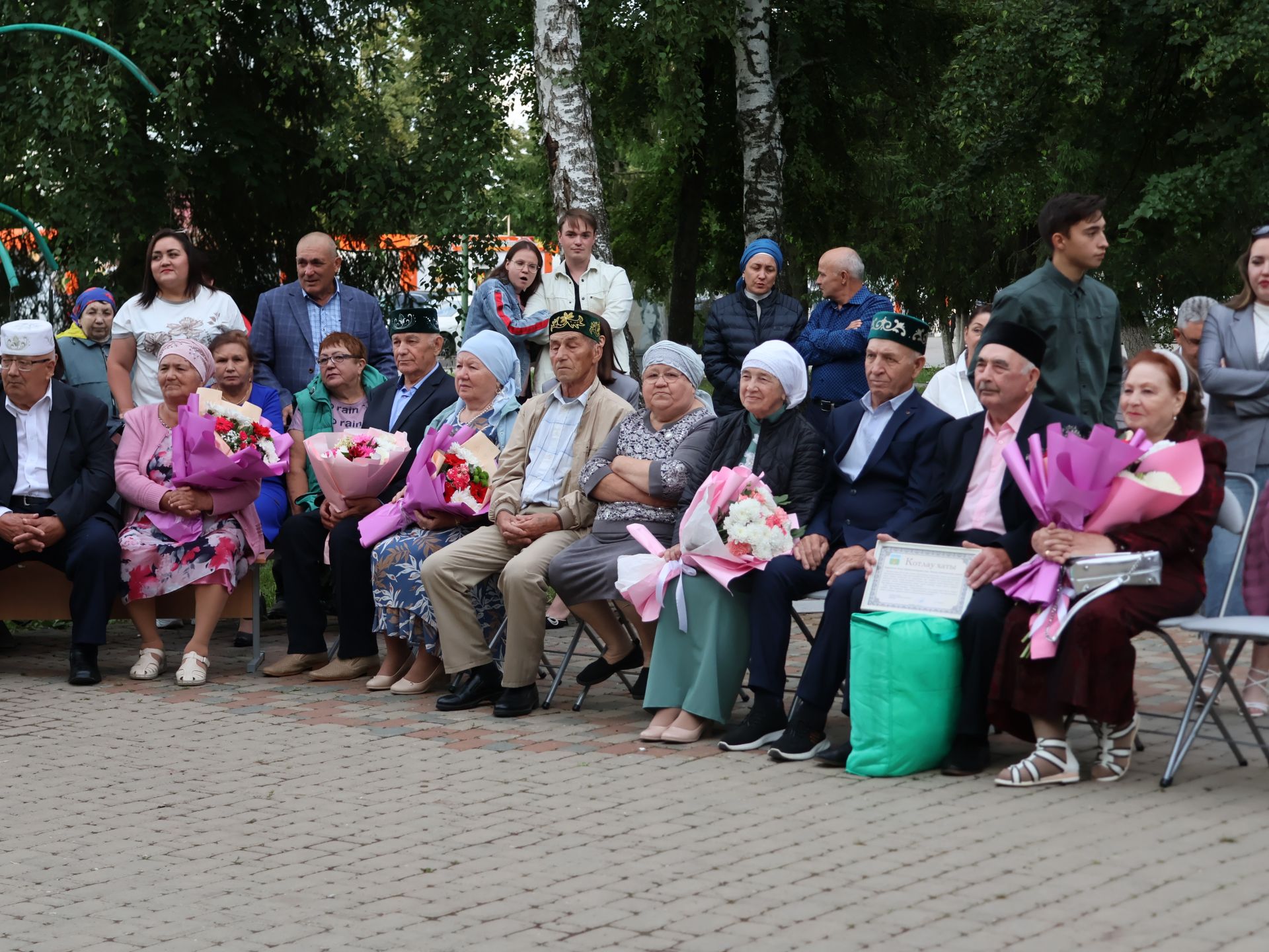 «Пар балдак»та мәңгелек мәхәббәт: Актаныш Бриллиант, Зөбәрҗәт һәм Алтын туй юбилярларын котлады
