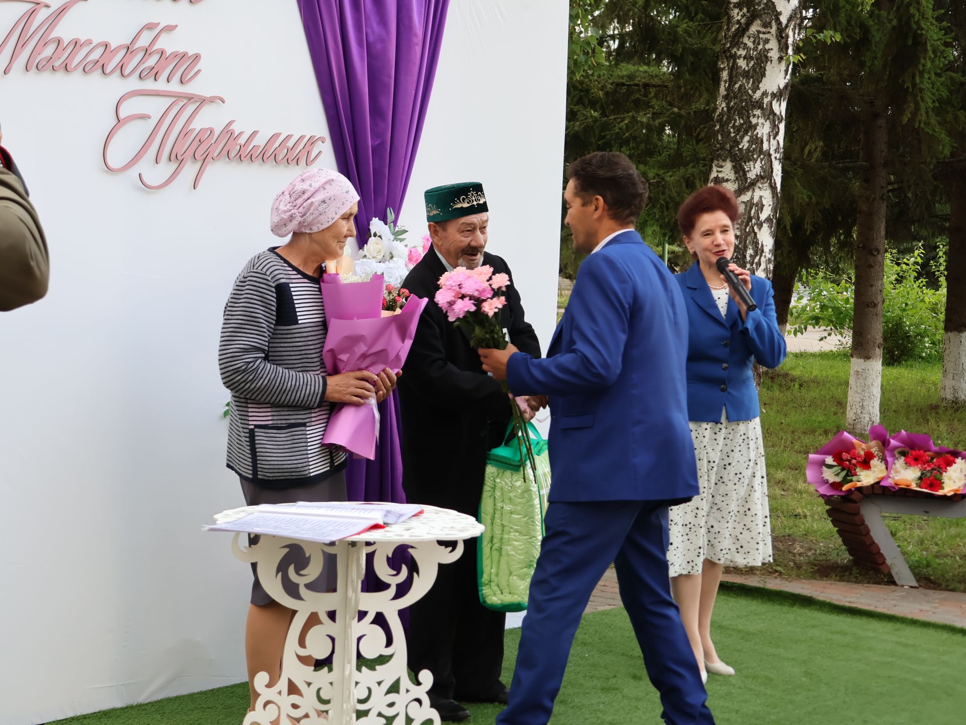 «Пар балдак»та мәңгелек мәхәббәт: Актаныш Бриллиант, Зөбәрҗәт һәм Алтын туй юбилярларын котлады