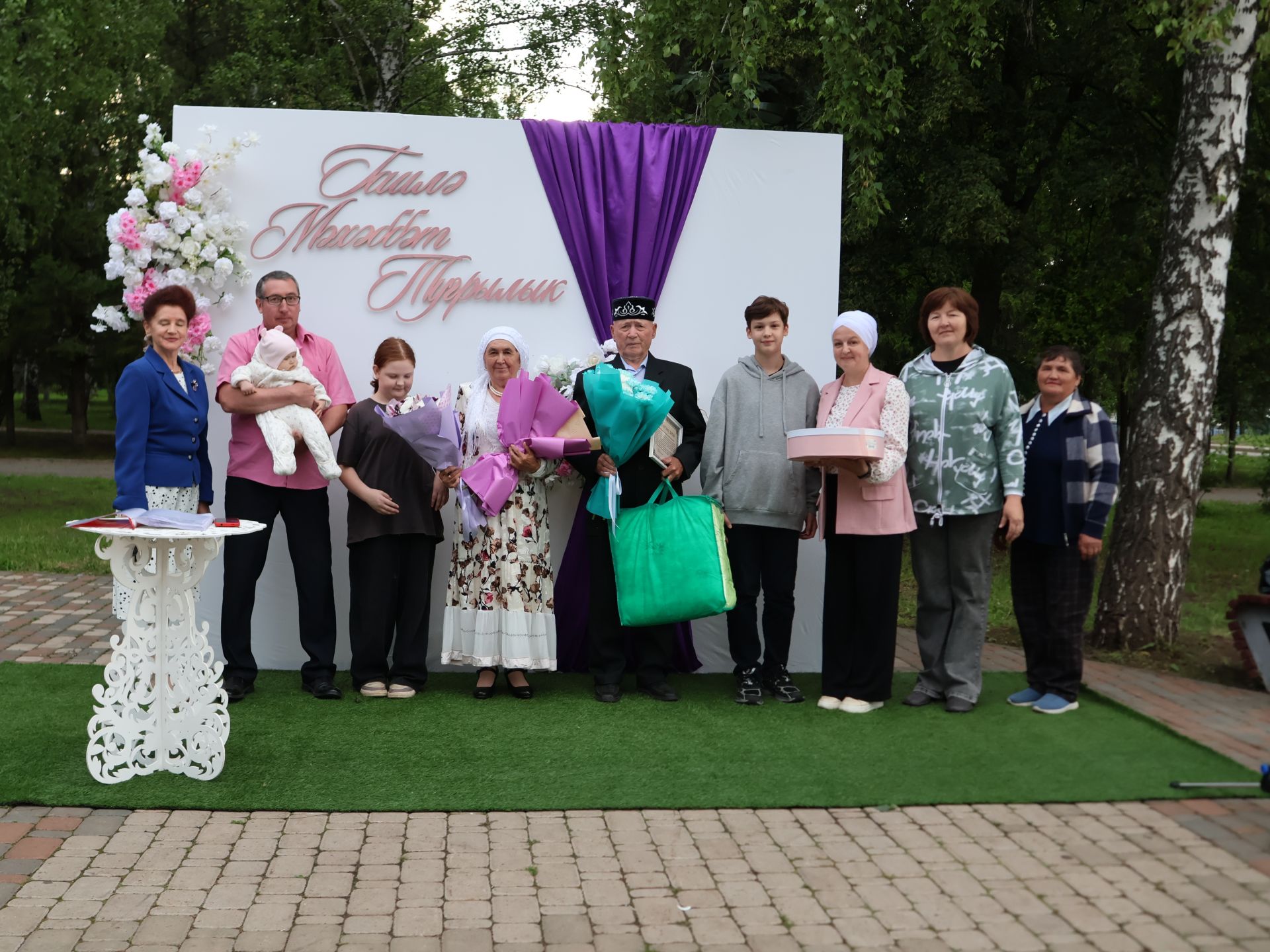 «Пар балдак»та мәңгелек мәхәббәт: Актаныш Бриллиант, Зөбәрҗәт һәм Алтын туй юбилярларын котлады