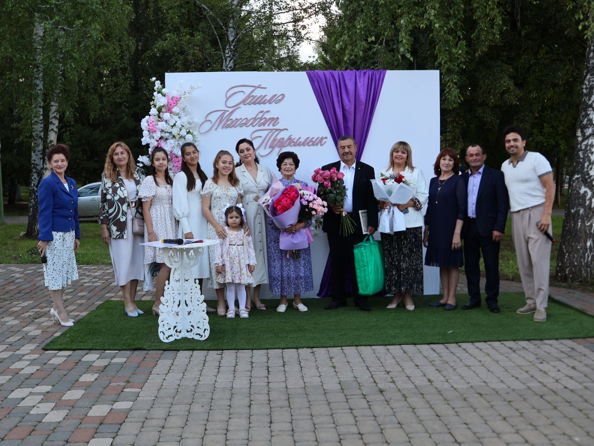 «Пар балдак»та мәңгелек мәхәббәт: Актаныш Бриллиант, Зөбәрҗәт һәм Алтын туй юбилярларын котлады