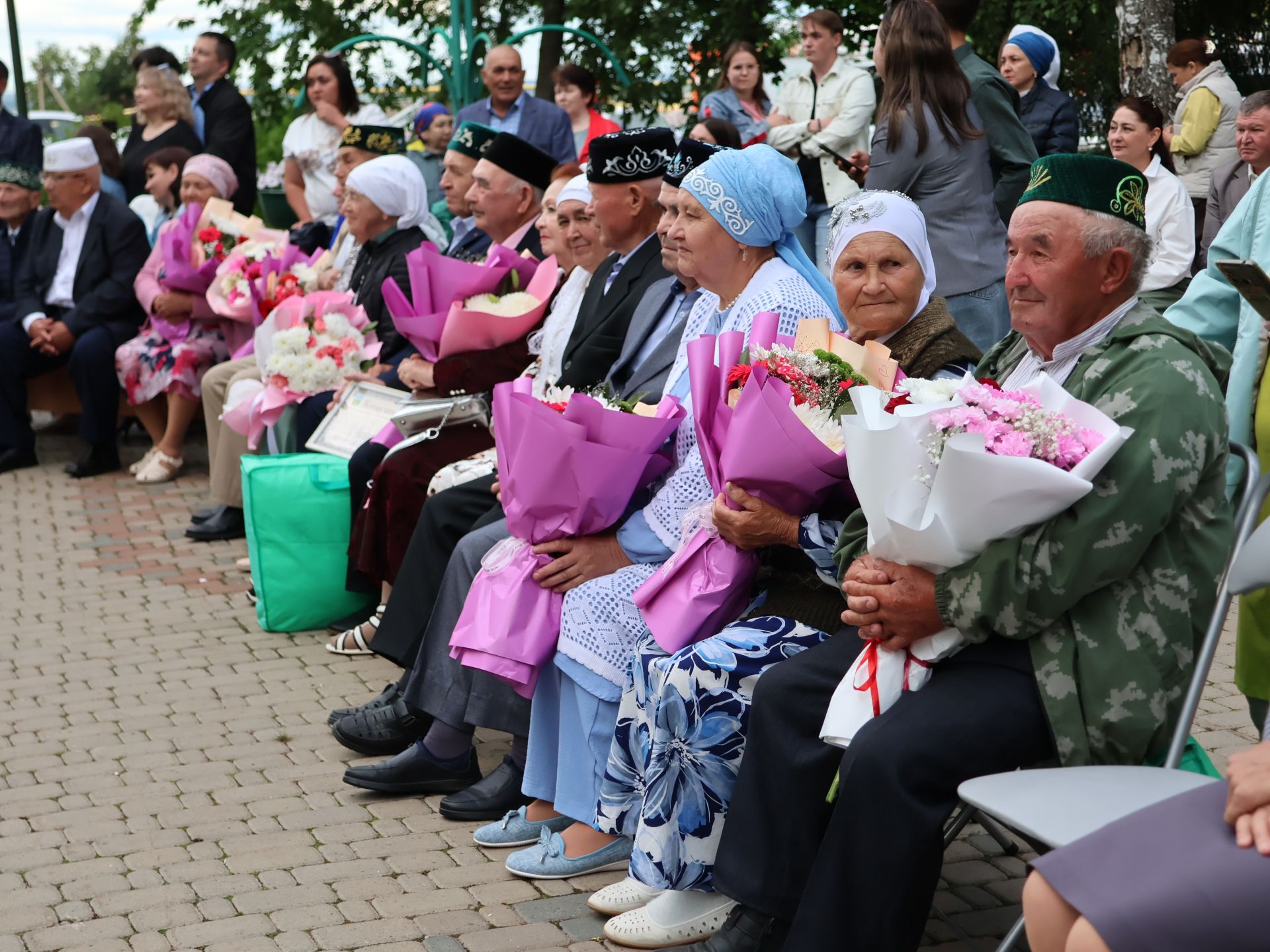 «Пар балдак»та мәңгелек мәхәббәт: Актаныш Бриллиант, Зөбәрҗәт һәм Алтын туй юбилярларын котлады