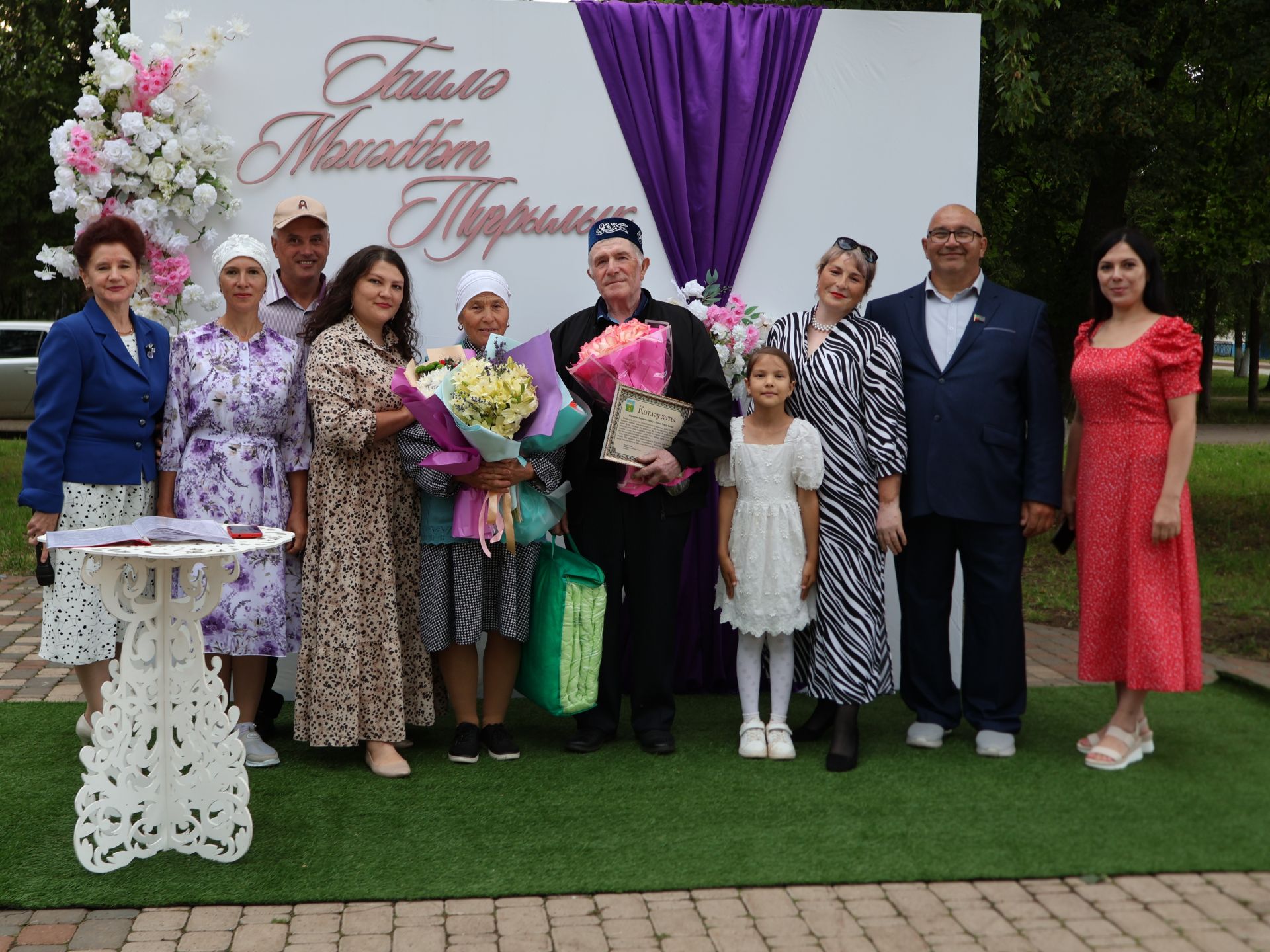 «Пар балдак»та мәңгелек мәхәббәт: Актаныш Бриллиант, Зөбәрҗәт һәм Алтын туй юбилярларын котлады