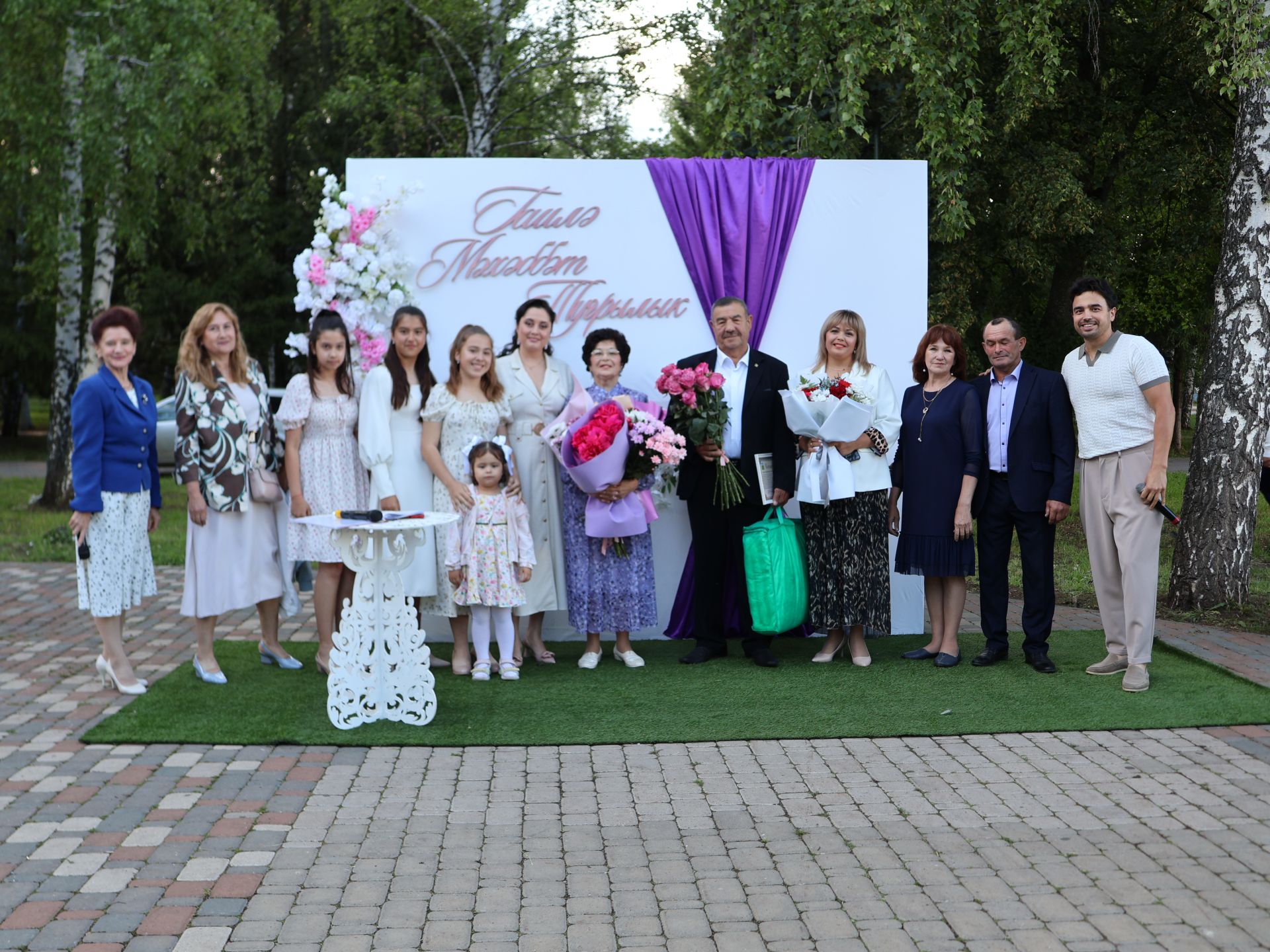 «Пар балдак»та мәңгелек мәхәббәт: Актаныш Бриллиант, Зөбәрҗәт һәм Алтын туй юбилярларын котлады