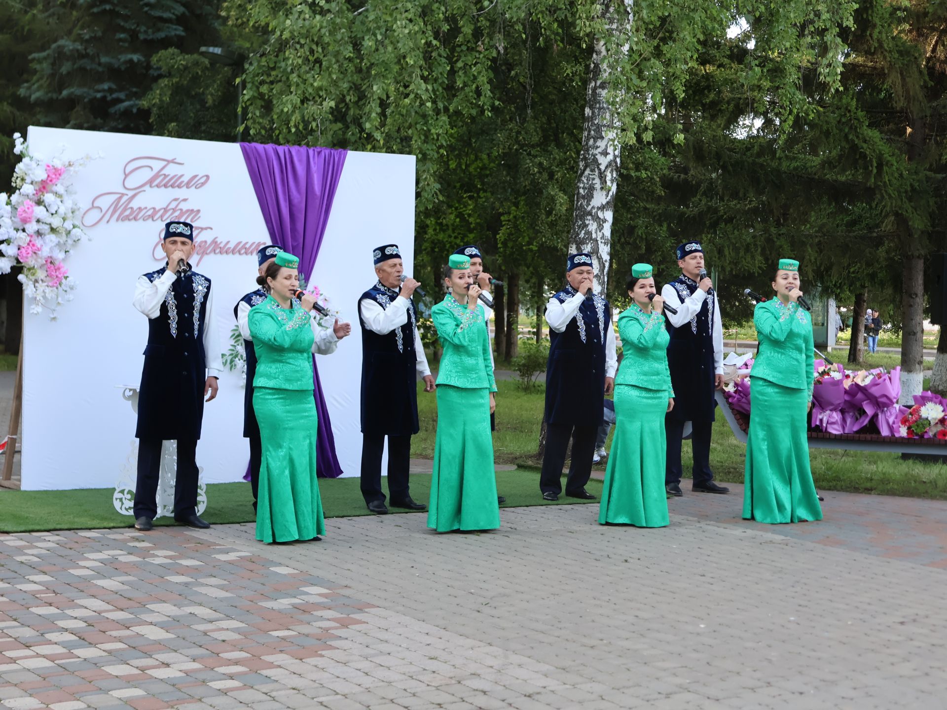 «Пар балдак»та мәңгелек мәхәббәт: Актаныш Бриллиант, Зөбәрҗәт һәм Алтын туй юбилярларын котлады