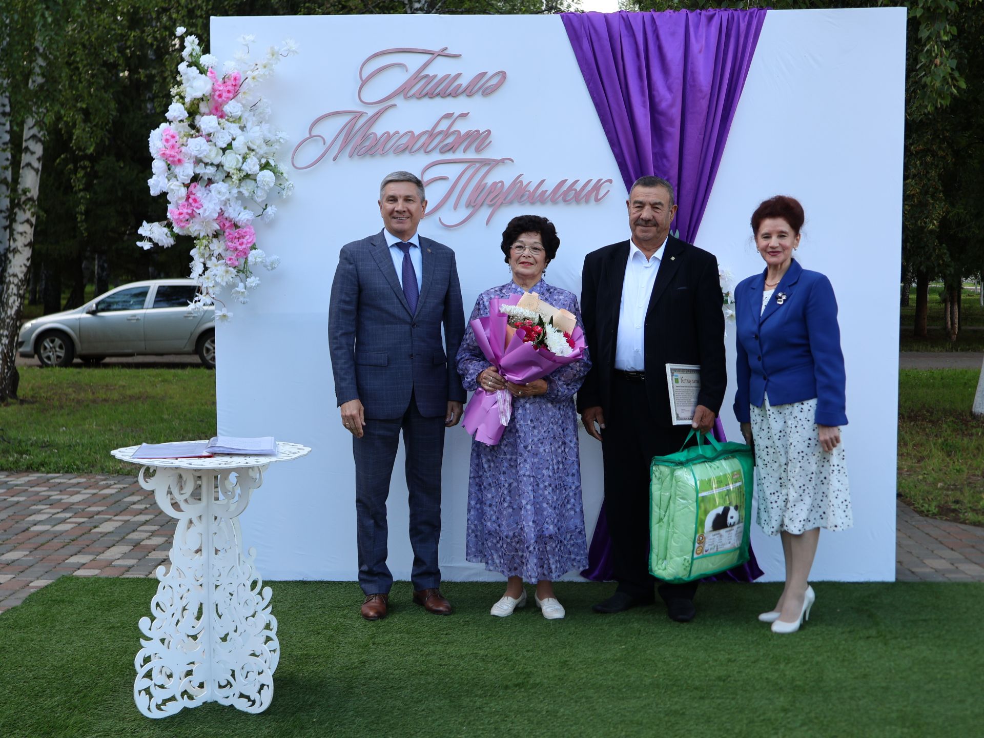 «Пар балдак»та мәңгелек мәхәббәт: Актаныш Бриллиант, Зөбәрҗәт һәм Алтын туй юбилярларын котлады