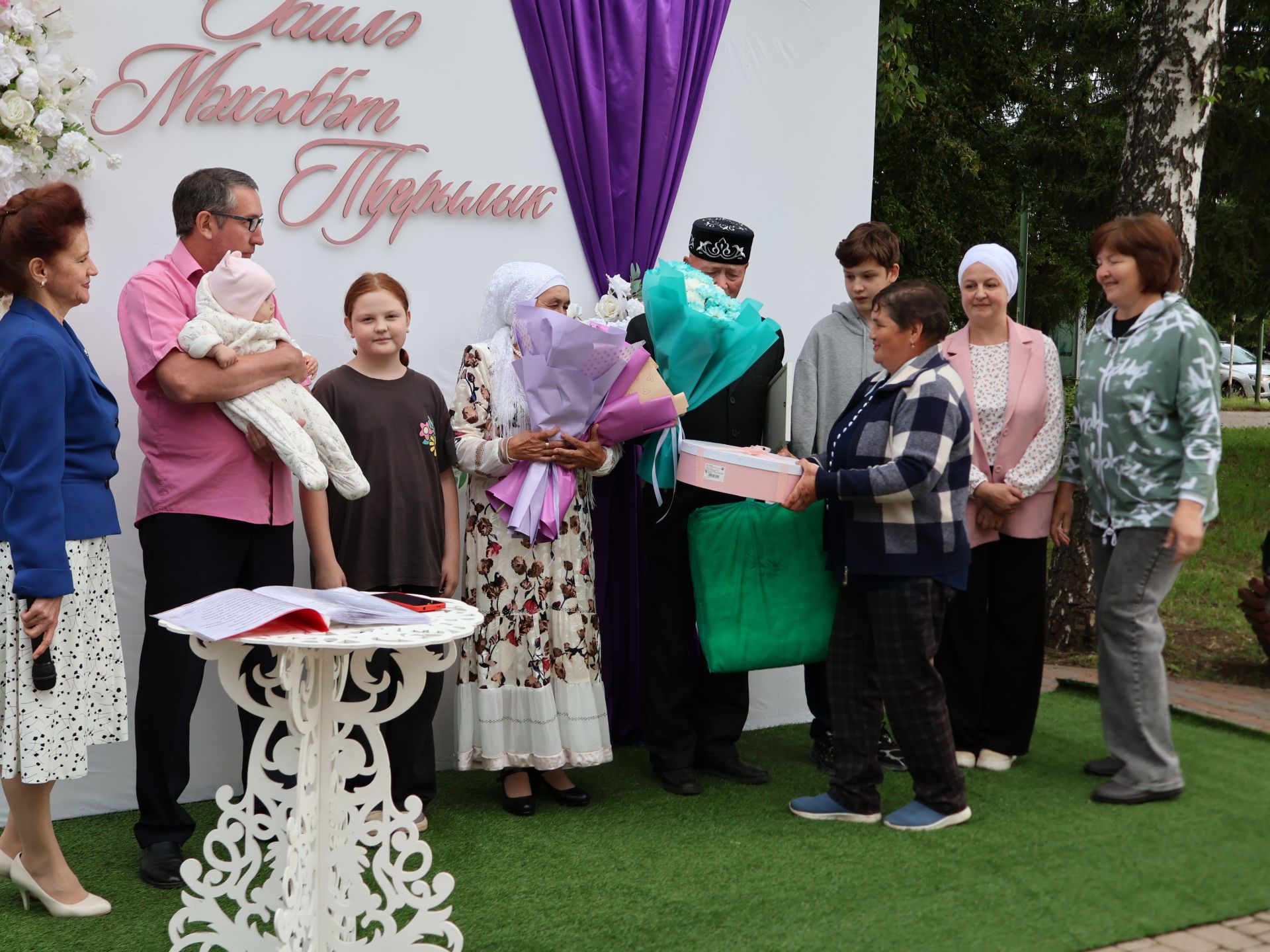 «Пар балдак»та мәңгелек мәхәббәт: Актаныш Бриллиант, Зөбәрҗәт һәм Алтын туй юбилярларын котлады