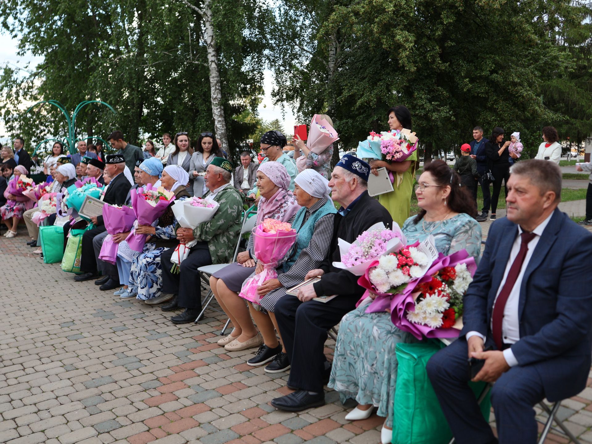 «Пар балдак»та мәңгелек мәхәббәт: Актаныш Бриллиант, Зөбәрҗәт һәм Алтын туй юбилярларын котлады