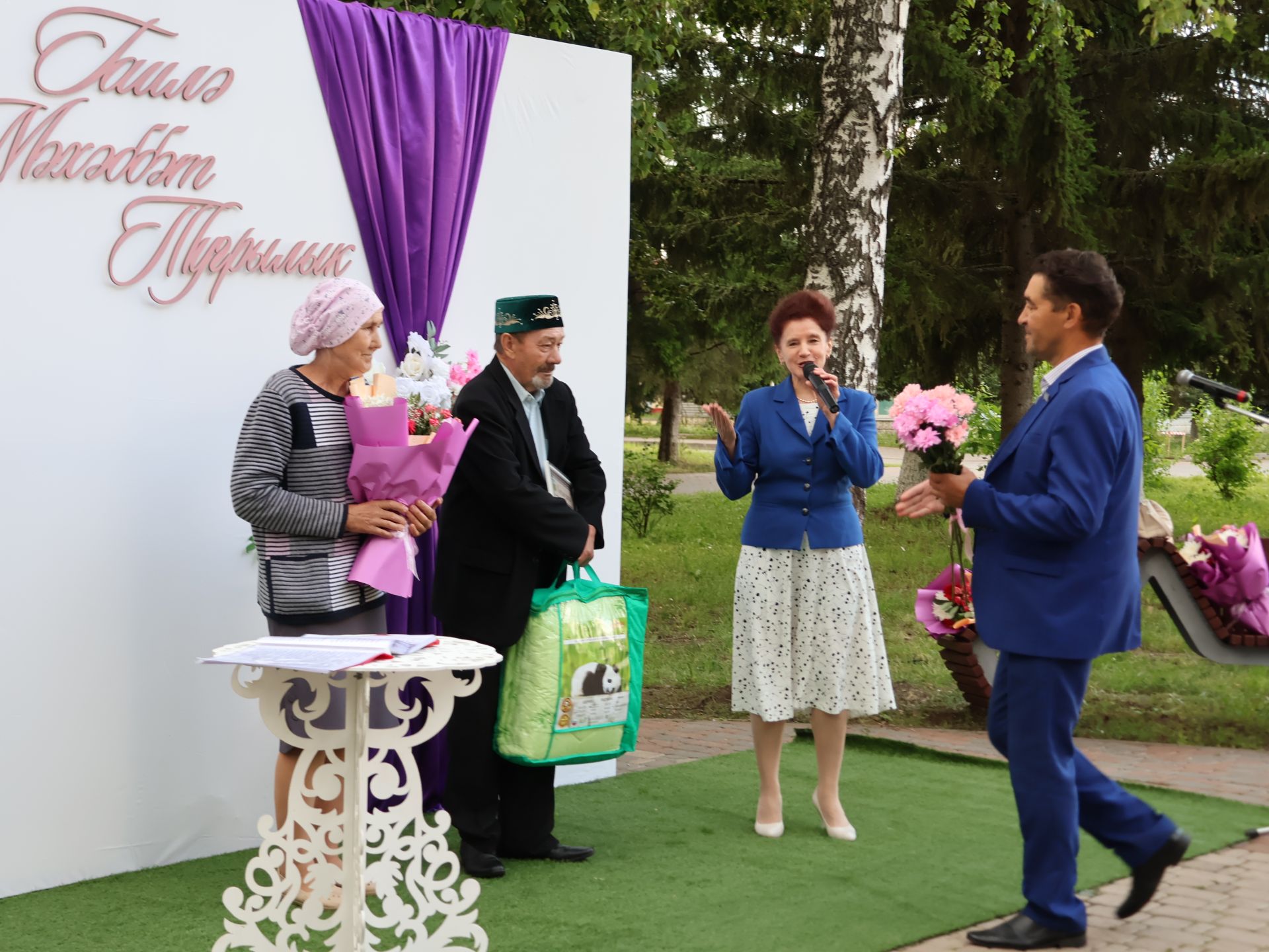 «Пар балдак»та мәңгелек мәхәббәт: Актаныш Бриллиант, Зөбәрҗәт һәм Алтын туй юбилярларын котлады