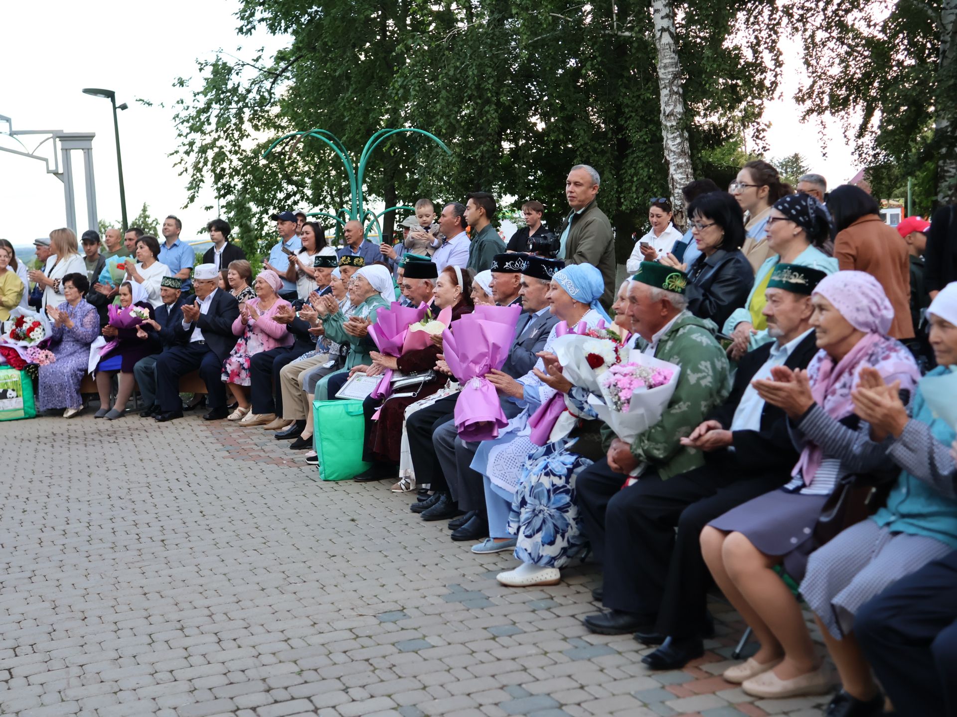 «Пар балдак»та мәңгелек мәхәббәт: Актаныш Бриллиант, Зөбәрҗәт һәм Алтын туй юбилярларын котлады