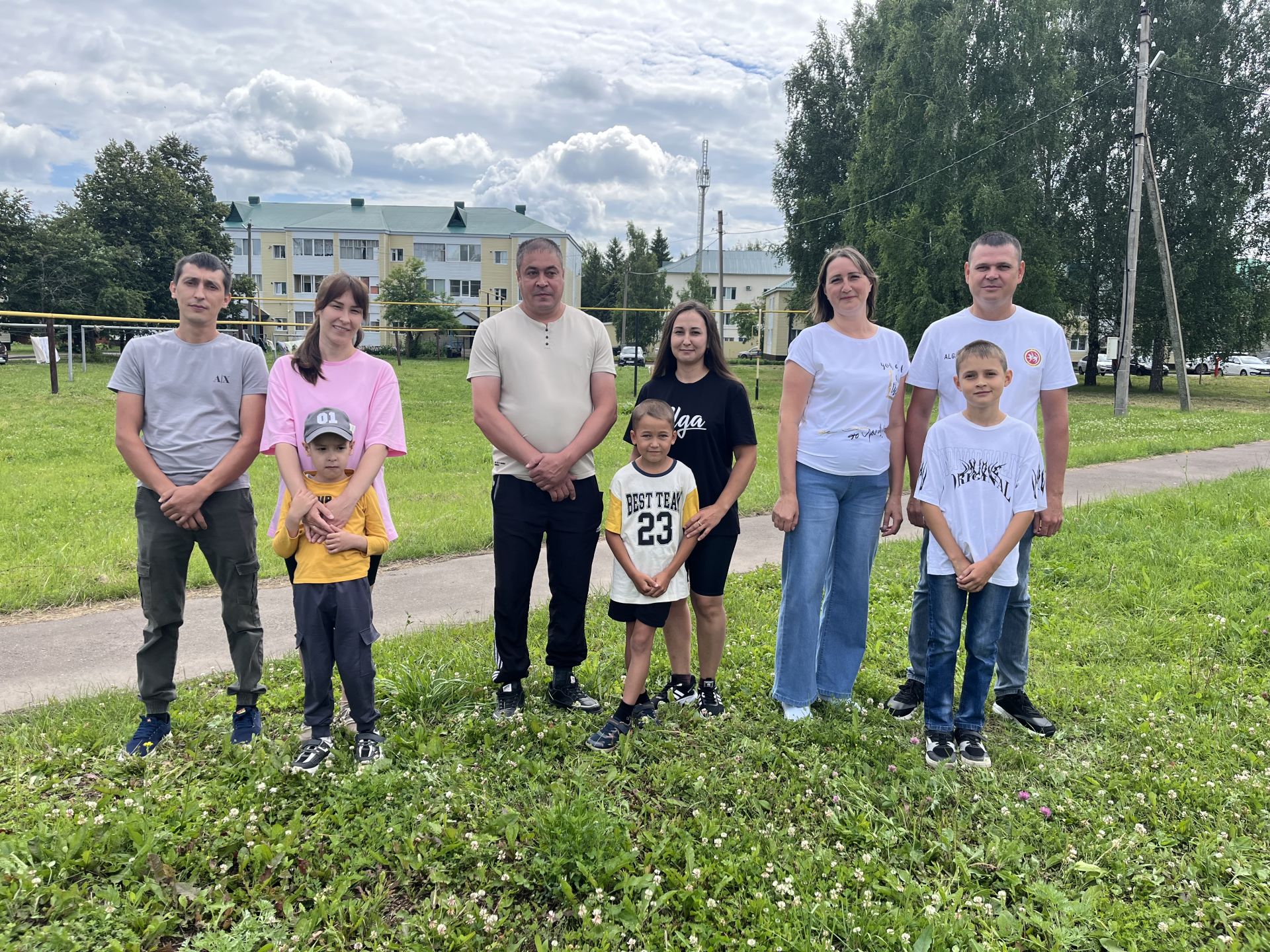 Татарстанда җәй: Актанышның яшь гаиләләре «Гаиләм-җылы учагым» ишегалды бәйрәмендә ял итте
