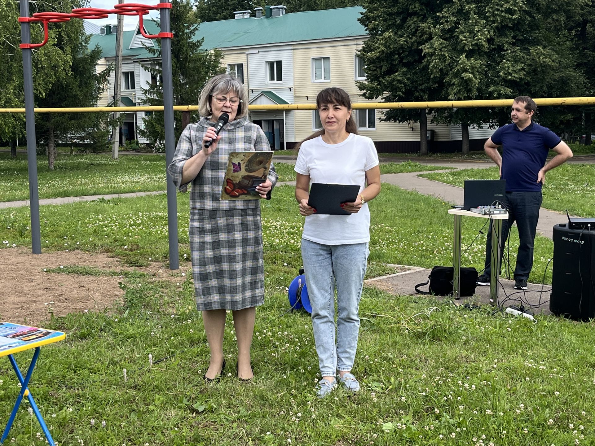 Татарстанда җәй: Актанышның яшь гаиләләре «Гаиләм-җылы учагым» ишегалды бәйрәмендә ял итте