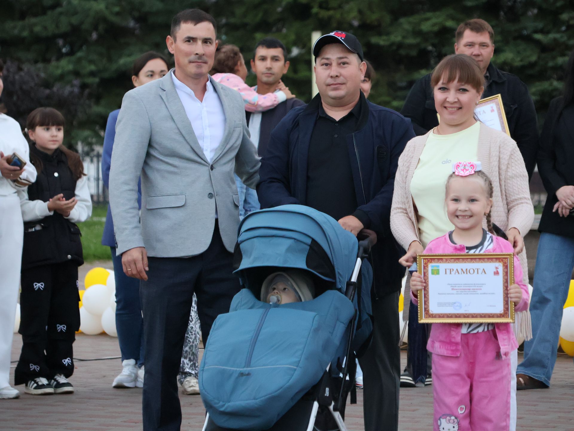 Гаилә, мәхәббәт һәм тугрылык көненә багышланган концерттан безнең репортаж