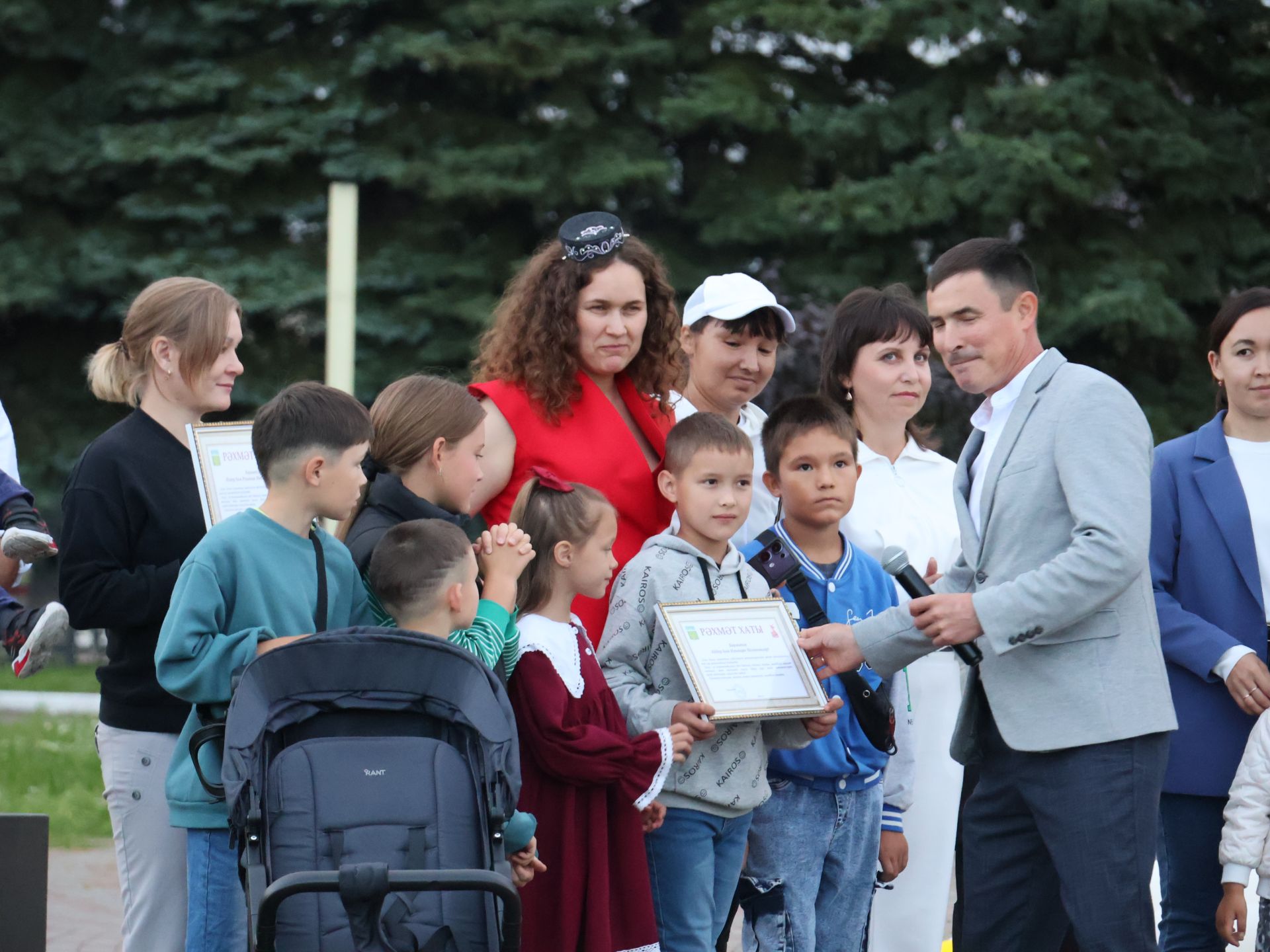 Гаилә, мәхәббәт һәм тугрылык көненә багышланган концерттан безнең репортаж