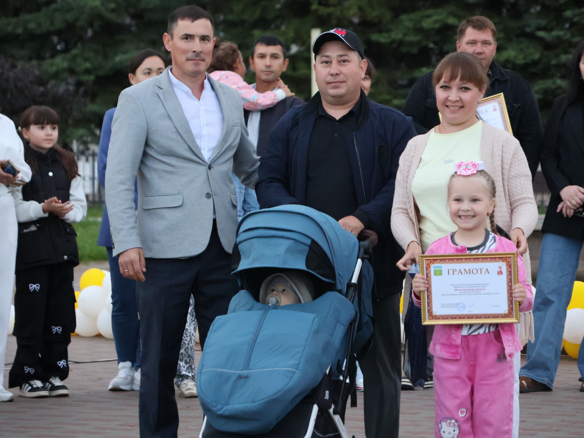 Гаилә, мәхәббәт һәм тугрылык көненә багышланган концерттан безнең репортаж