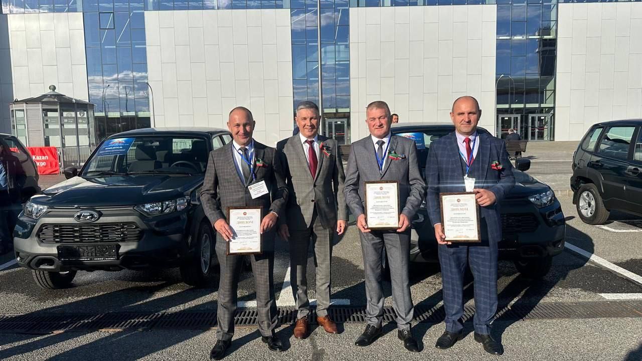 Актаныш районы авыл җирлекләре башлыкларына машиналар тапшырылды