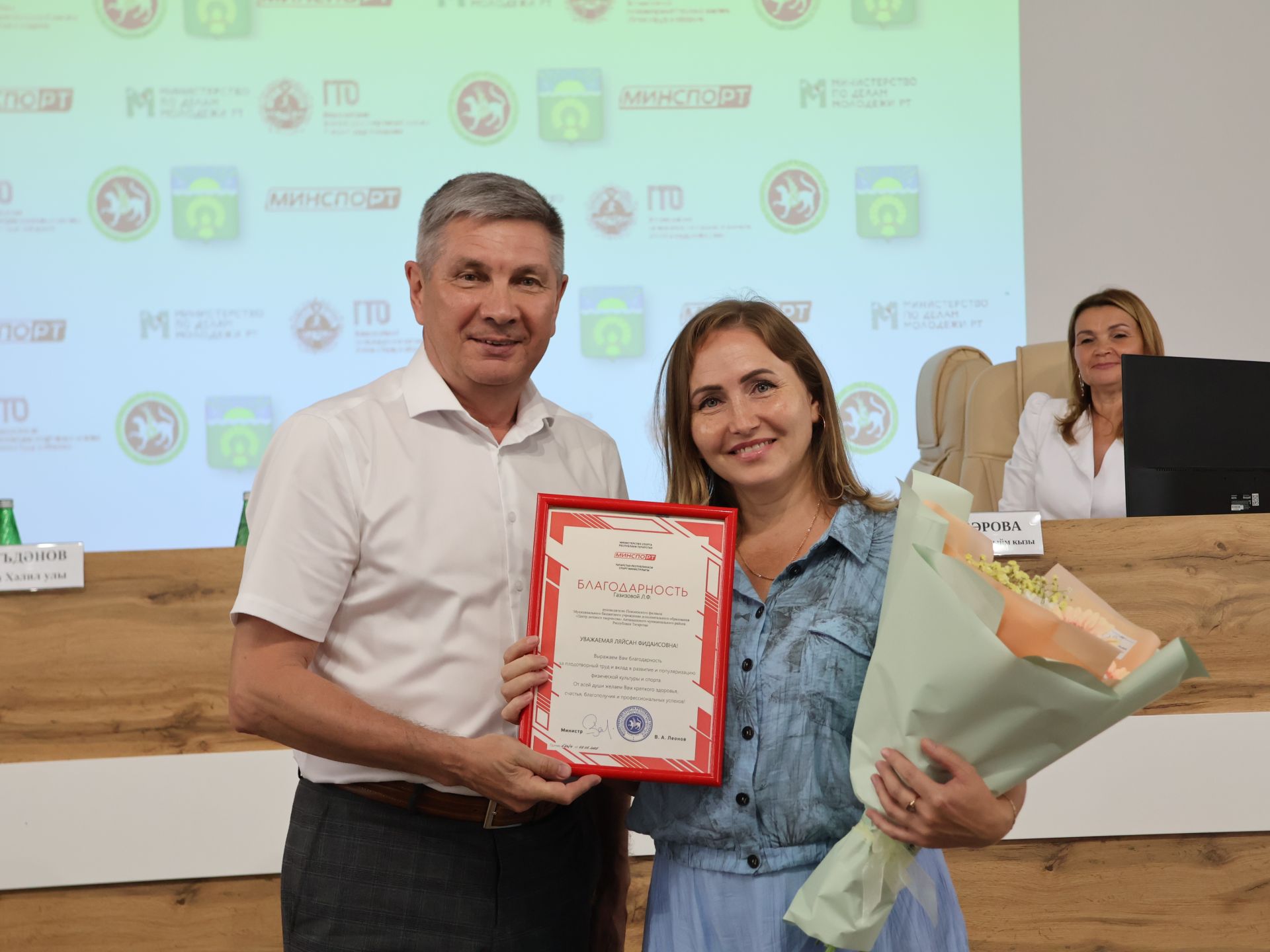 Безнең фотолар: Актаныш районының алдынгы физкультурачылары бүләкләнде