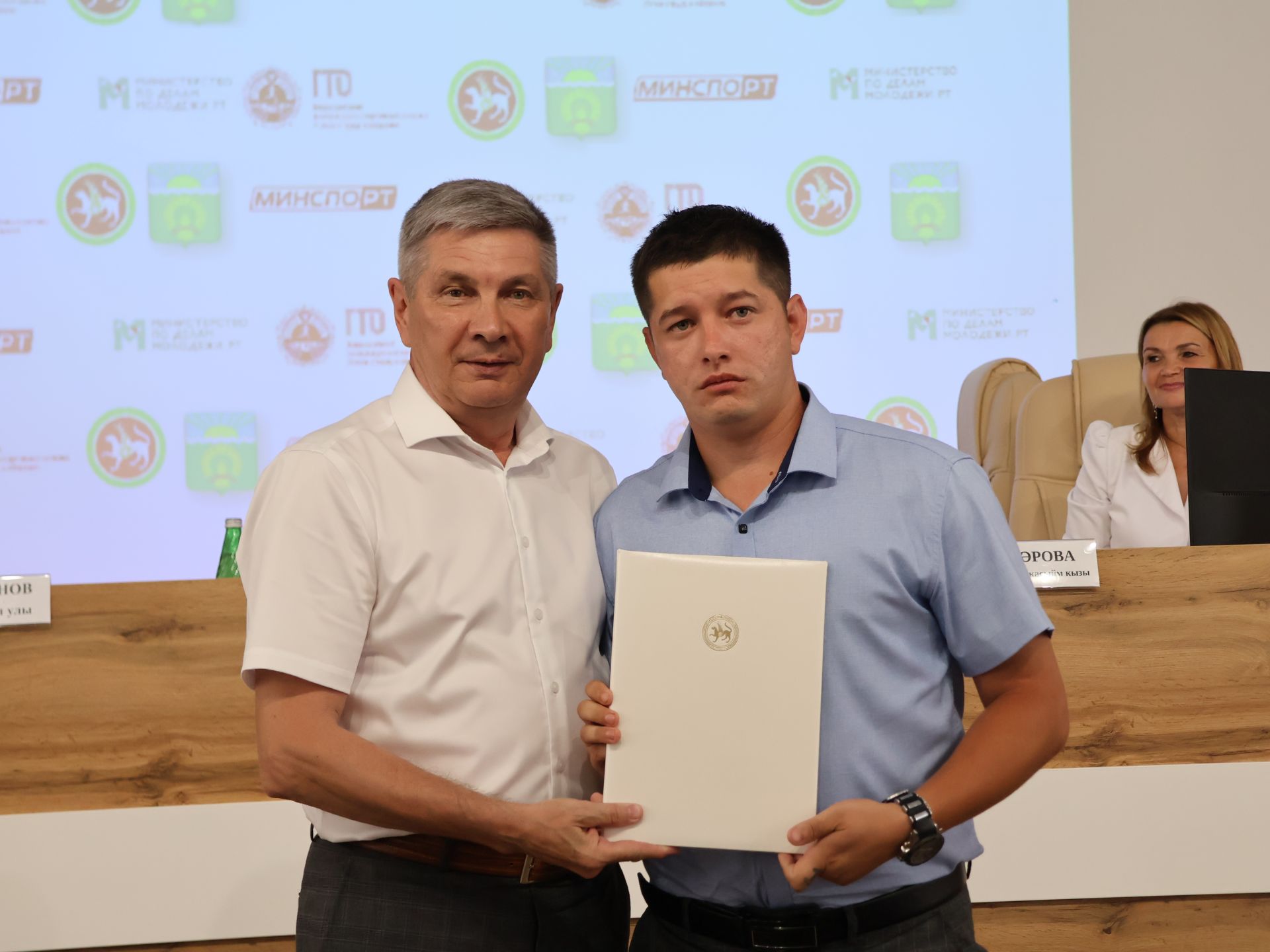 Безнең фотолар: Актаныш районының алдынгы физкультурачылары бүләкләнде