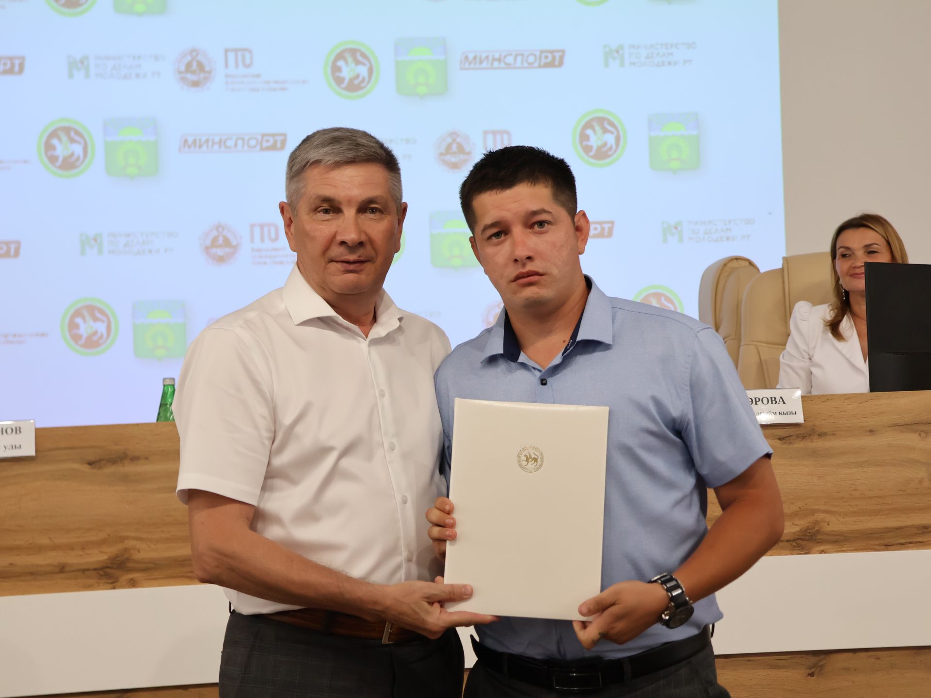 Безнең фотолар: Актаныш районының алдынгы физкультурачылары бүләкләнде