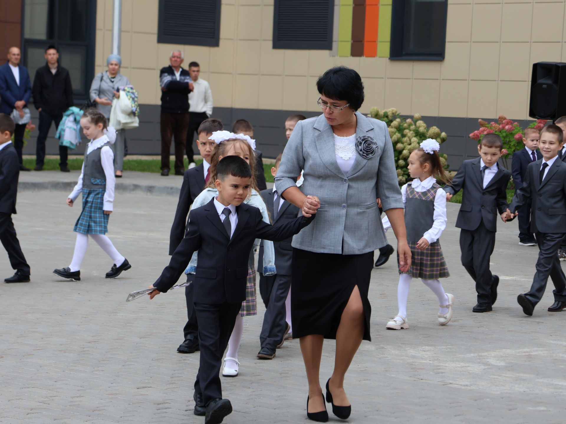 Төкле аягың белән, Белем бәйрәме!