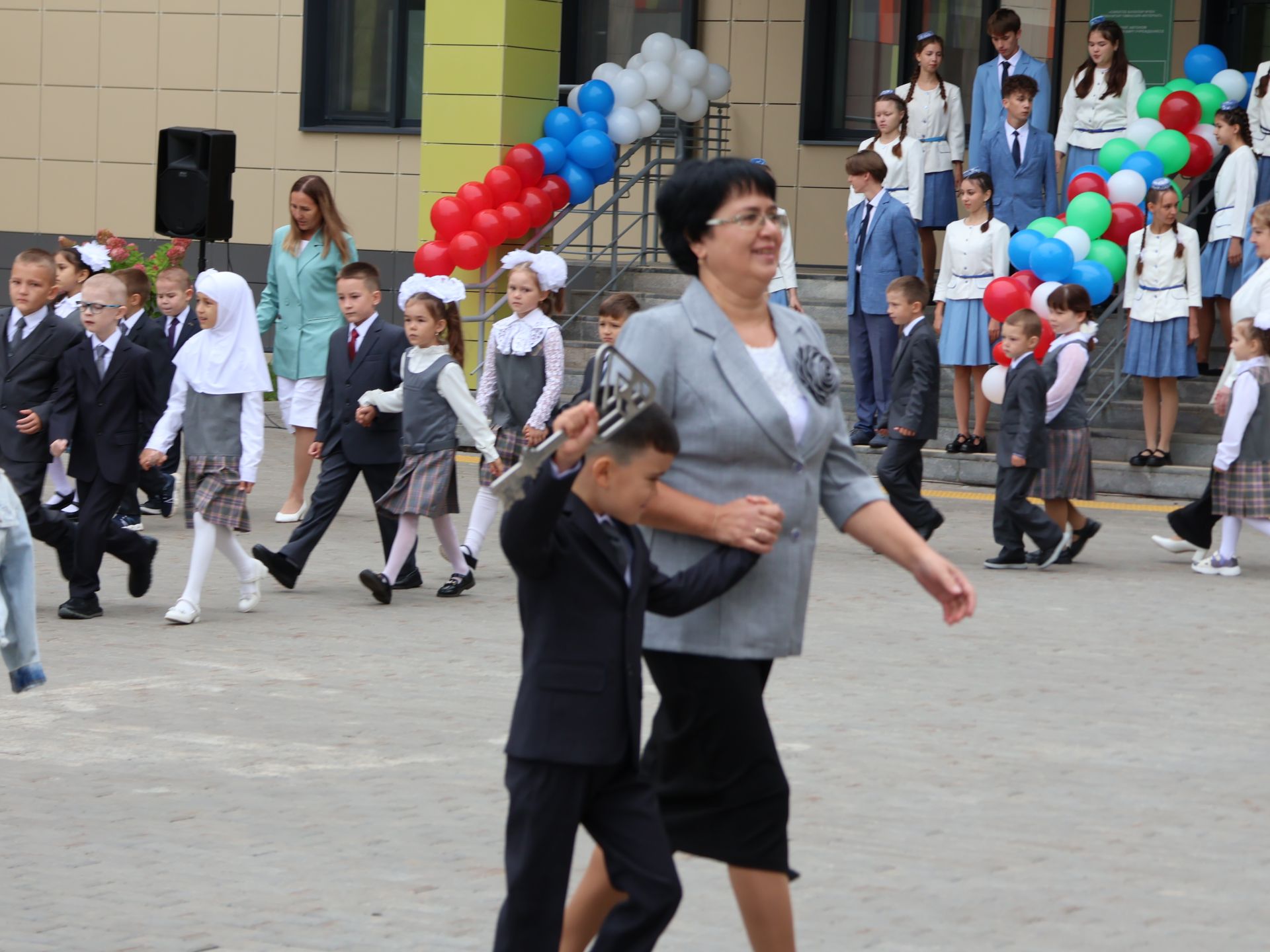 Төкле аягың белән, Белем бәйрәме!