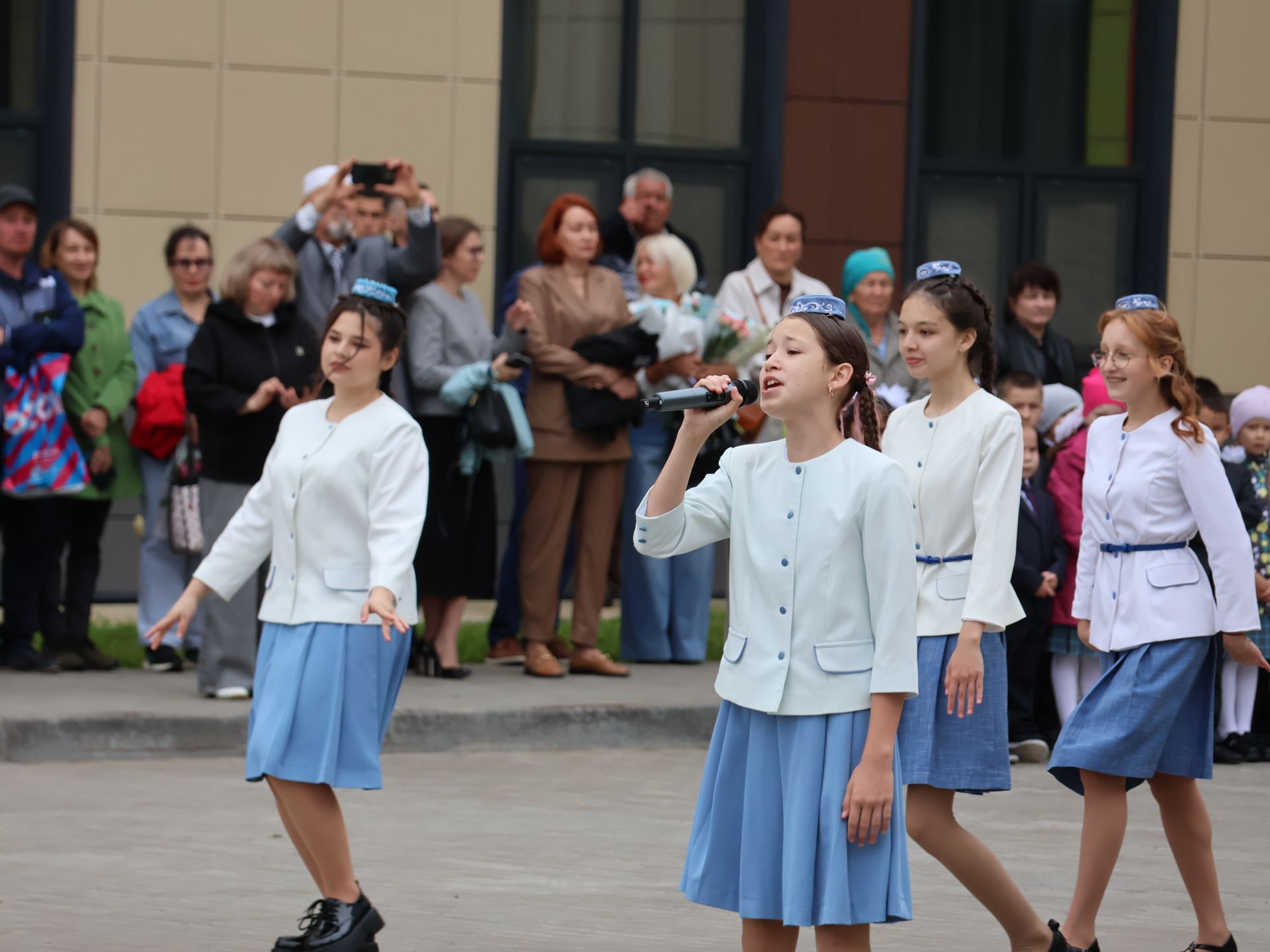Төкле аягың белән, Белем бәйрәме!