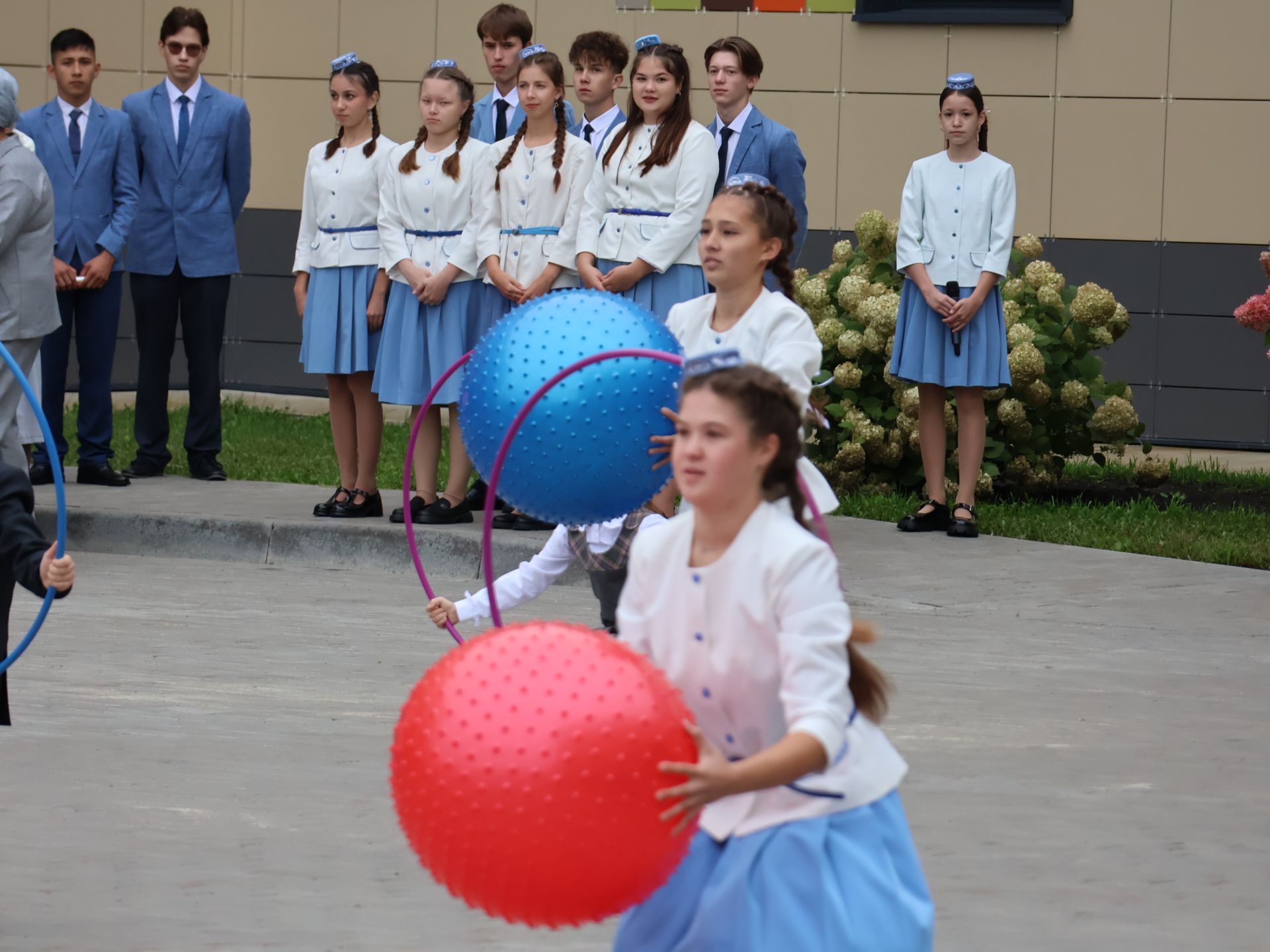 Төкле аягың белән, Белем бәйрәме!
