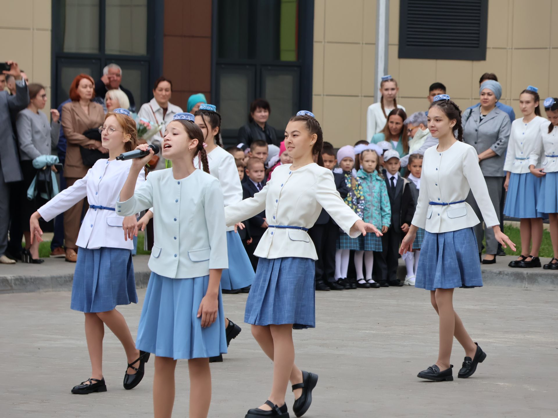Төкле аягың белән, Белем бәйрәме!