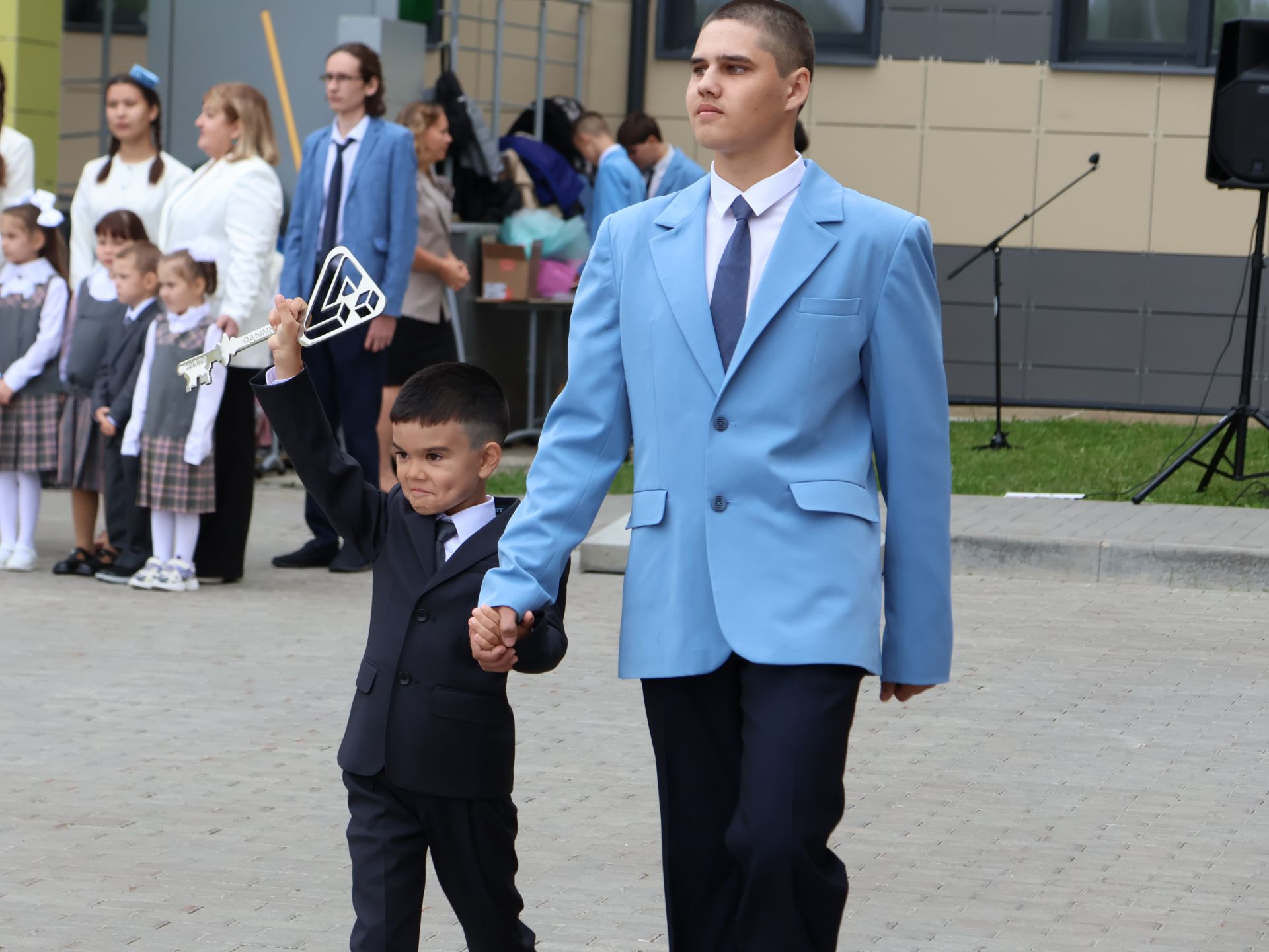 Төкле аягың белән, Белем бәйрәме!