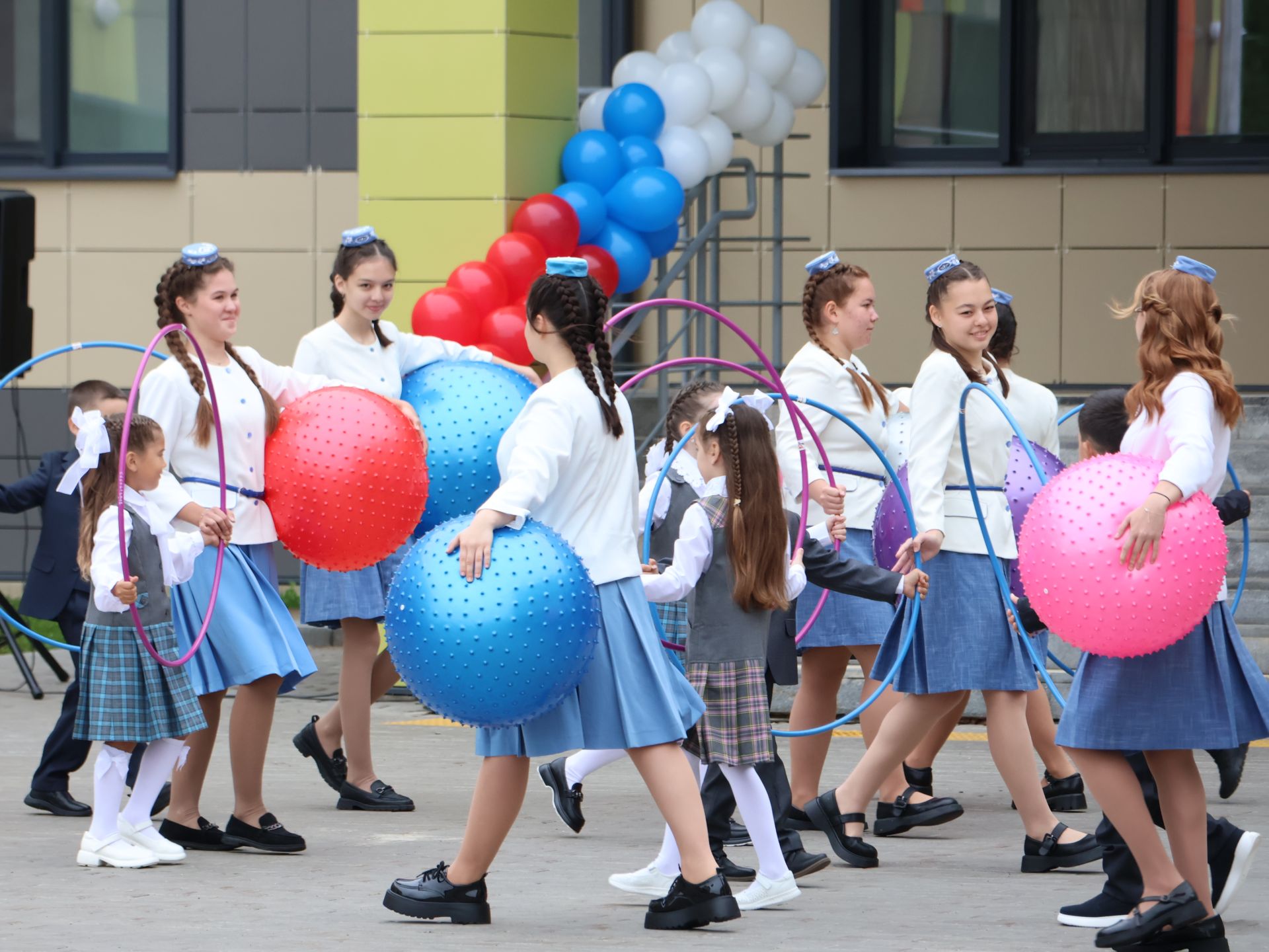 Төкле аягың белән, Белем бәйрәме!