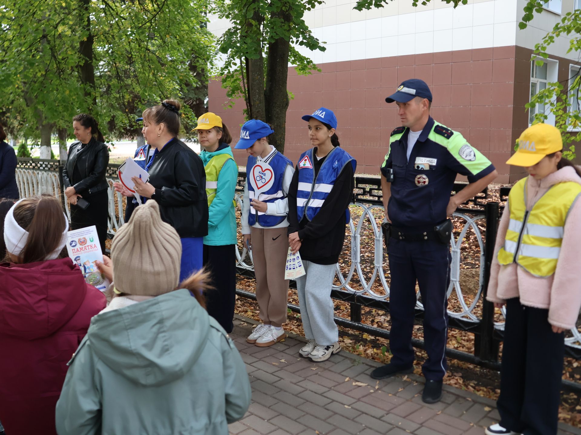 «Куркынычсыз атна» акциясендә яшь юл хәрәкәте инспекторлары урамда буклетлар таратты