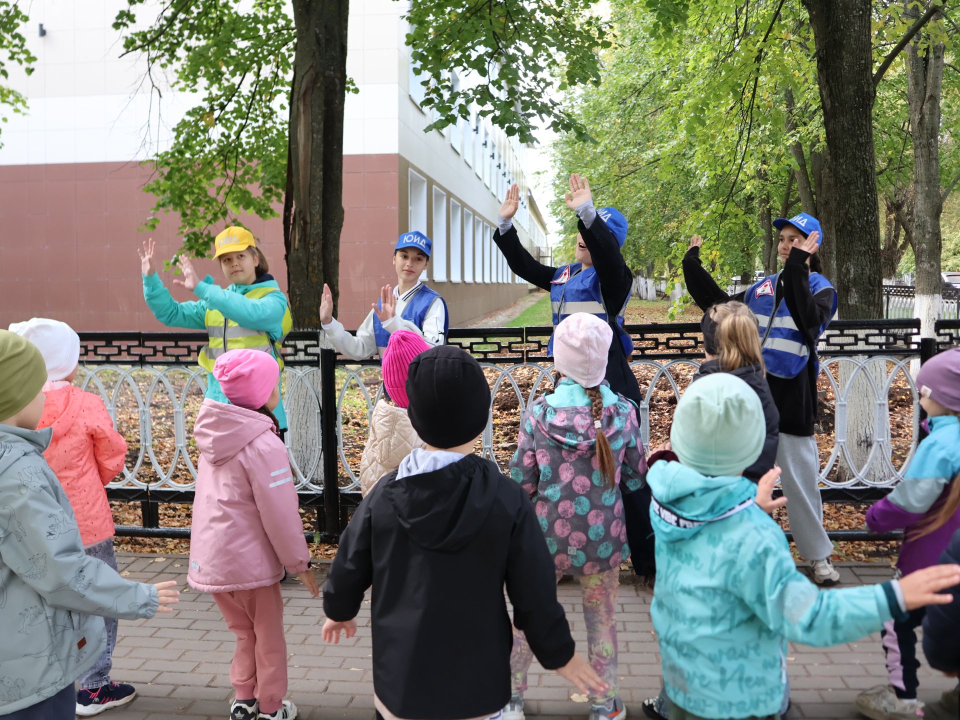 «Куркынычсыз атна» акциясендә яшь юл хәрәкәте инспекторлары урамда буклетлар таратты
